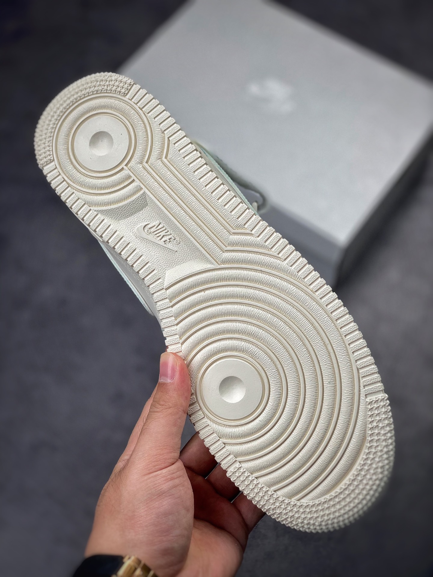 250 Nike Air Force 1 ’07 Mid 兔八哥 BY6899-695