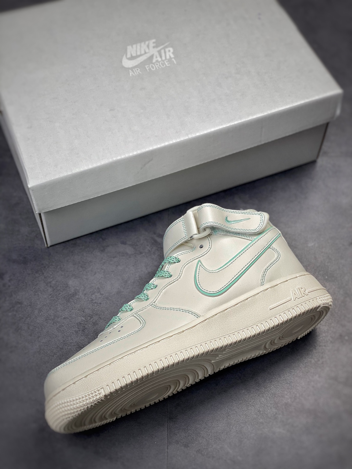 250 Nike Air Force 1 ’07 Mid 兔八哥 BY6899-695