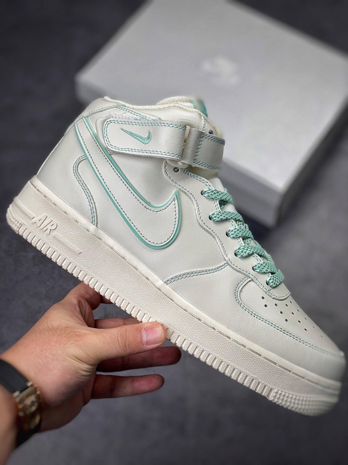 250 Nike Air Force 1 ’07 Mid 兔八哥 BY6899-695