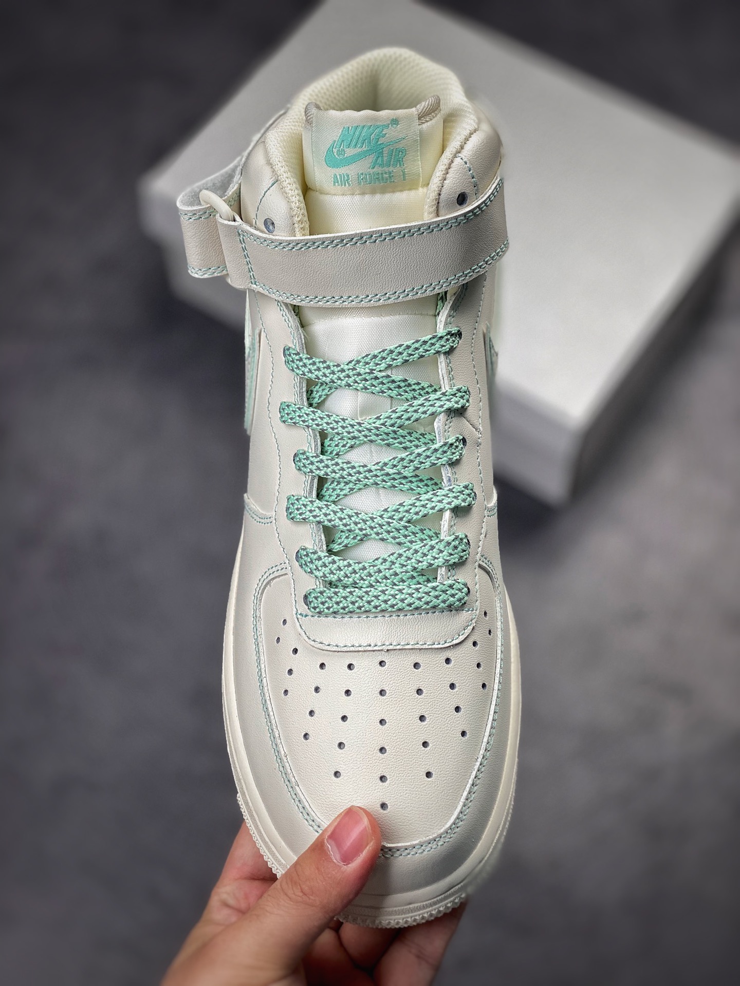 250 Nike Air Force 1 ’07 Mid 兔八哥 BY6899-695