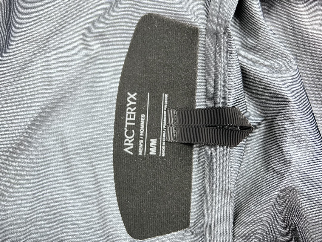 台州最高版本 现货供应秒发🔥 始祖鸟冲锋衣，今年爆火的款，渠道原厂搞出来的东西，量少渠道发货速度小慢，急单不接，勿拿性价比产品比价格根本不是一个东西，质感差太多了，鉴定直接咸鱼995即可，不满意随意售后，尺码xs-xxl，平台大几千找我仅需💰280xx