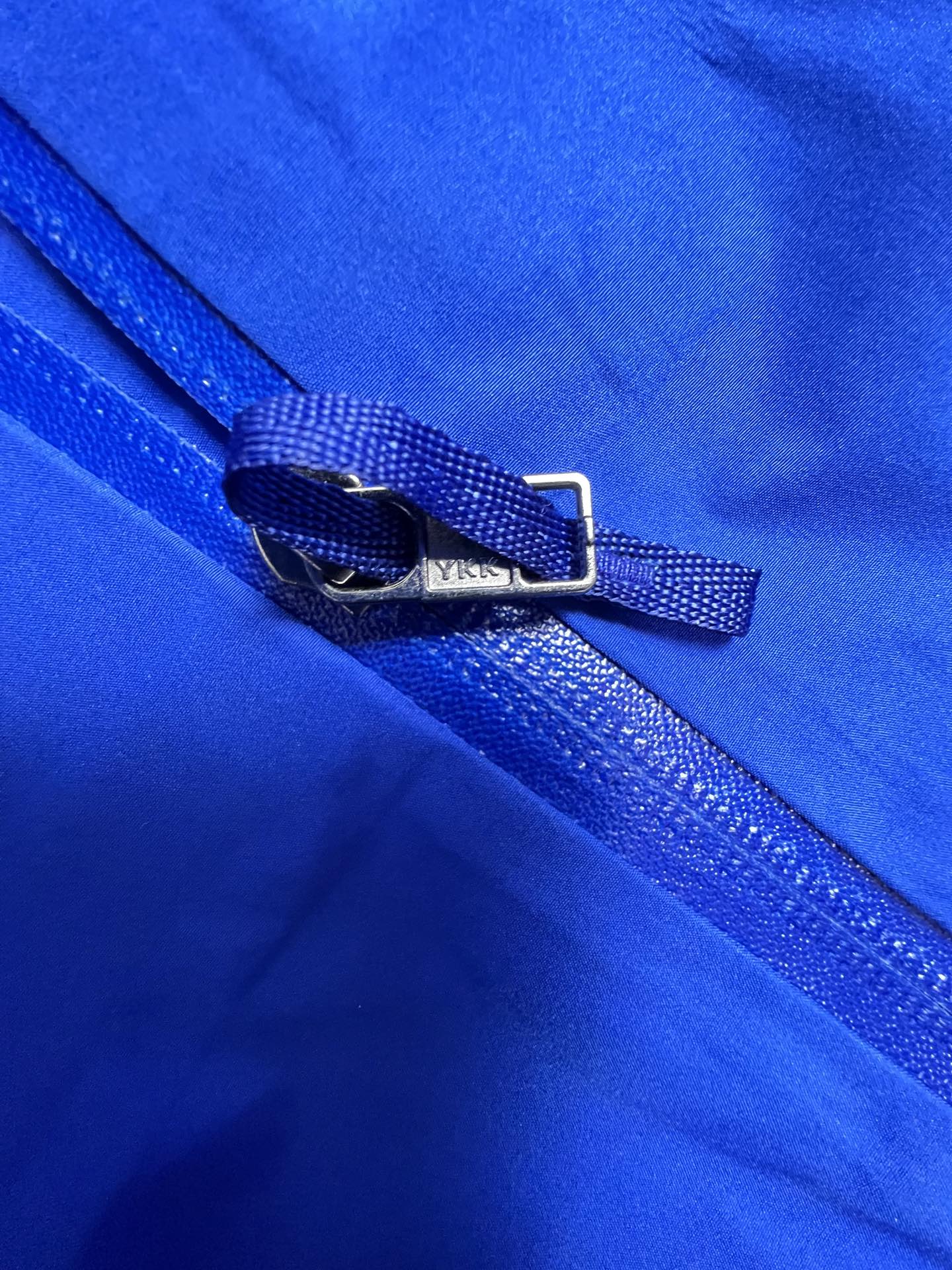 台州最高版本 现货供应秒发🔥 始祖鸟冲锋衣，今年爆火的款，渠道原厂搞出来的东西，量少渠道发货速度小慢，急单不接，勿拿性价比产品比价格根本不是一个东西，质感差太多了，鉴定直接咸鱼995即可，不满意随意售后，尺码xs-xxl，平台大几千找我仅需💰280xx