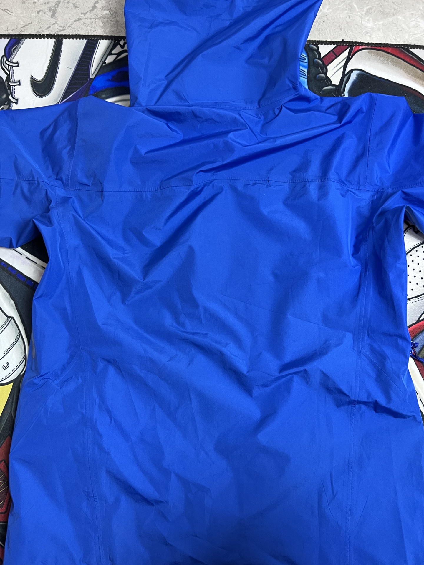 台州最高版本 现货供应秒发🔥 始祖鸟冲锋衣，今年爆火的款，渠道原厂搞出来的东西，量少渠道发货速度小慢，急单不接，勿拿性价比产品比价格根本不是一个东西，质感差太多了，鉴定直接咸鱼995即可，不满意随意售后，尺码xs-xxl，平台大几千找我仅需💰280xx