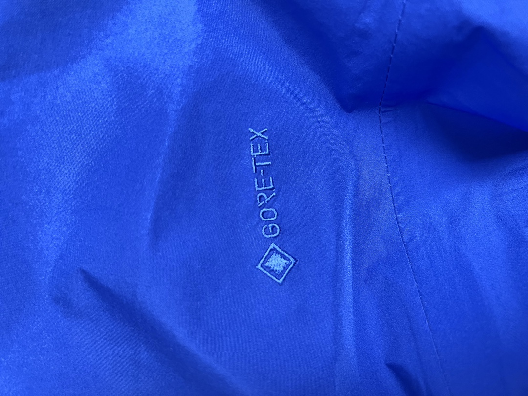 台州最高版本 现货供应秒发🔥 始祖鸟冲锋衣，今年爆火的款，渠道原厂搞出来的东西，量少渠道发货速度小慢，急单不接，勿拿性价比产品比价格根本不是一个东西，质感差太多了，鉴定直接咸鱼995即可，不满意随意售后，尺码xs-xxl，平台大几千找我仅需💰280xx