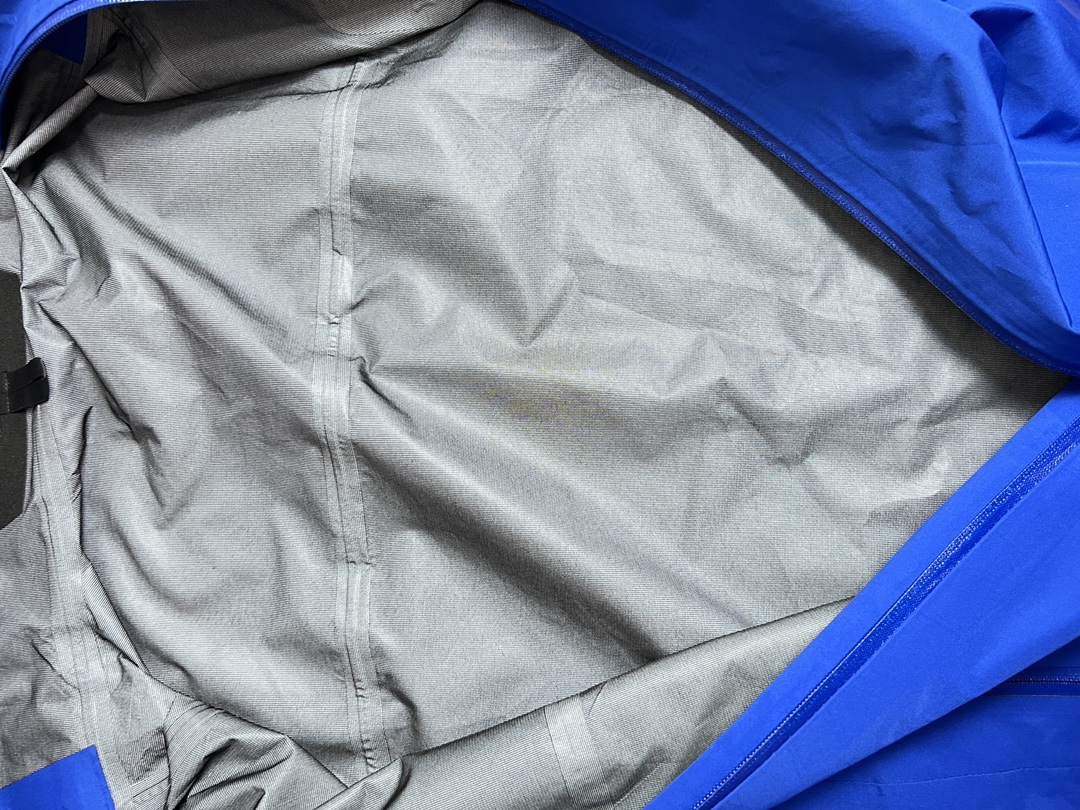 台州最高版本 现货供应秒发🔥 始祖鸟冲锋衣，今年爆火的款，渠道原厂搞出来的东西，量少渠道发货速度小慢，急单不接，勿拿性价比产品比价格根本不是一个东西，质感差太多了，鉴定直接咸鱼995即可，不满意随意售后，尺码xs-xxl，平台大几千找我仅需💰280xx