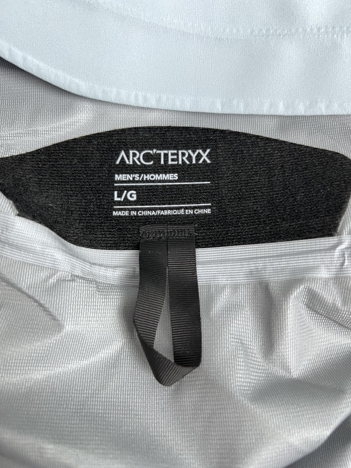 台州最高版本 现货供应秒发🔥 始祖鸟冲锋衣，今年爆火的款，渠道原厂搞出来的东西，量少渠道发货速度小慢，急单不接，勿拿性价比产品比价格根本不是一个东西，质感差太多了，鉴定直接咸鱼995即可，不满意随意售后，尺码xs-xxl，平台大几千找我仅需💰280xx