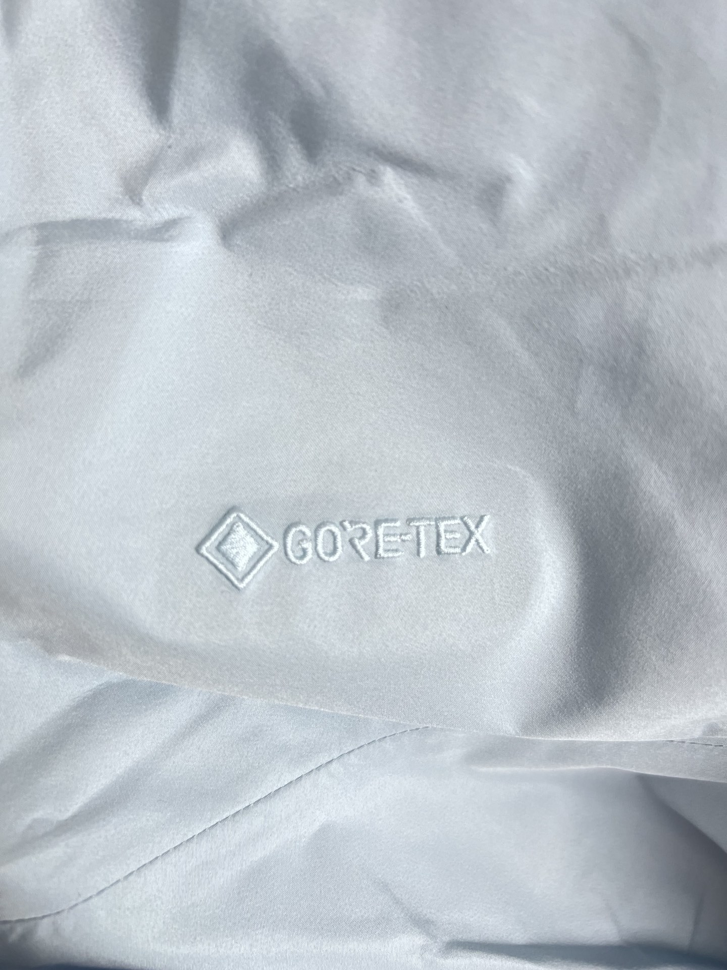 台州最高版本 现货供应秒发🔥 始祖鸟冲锋衣，今年爆火的款，渠道原厂搞出来的东西，量少渠道发货速度小慢，急单不接，勿拿性价比产品比价格根本不是一个东西，质感差太多了，鉴定直接咸鱼995即可，不满意随意售后，尺码xs-xxl，平台大几千找我仅需💰280xx