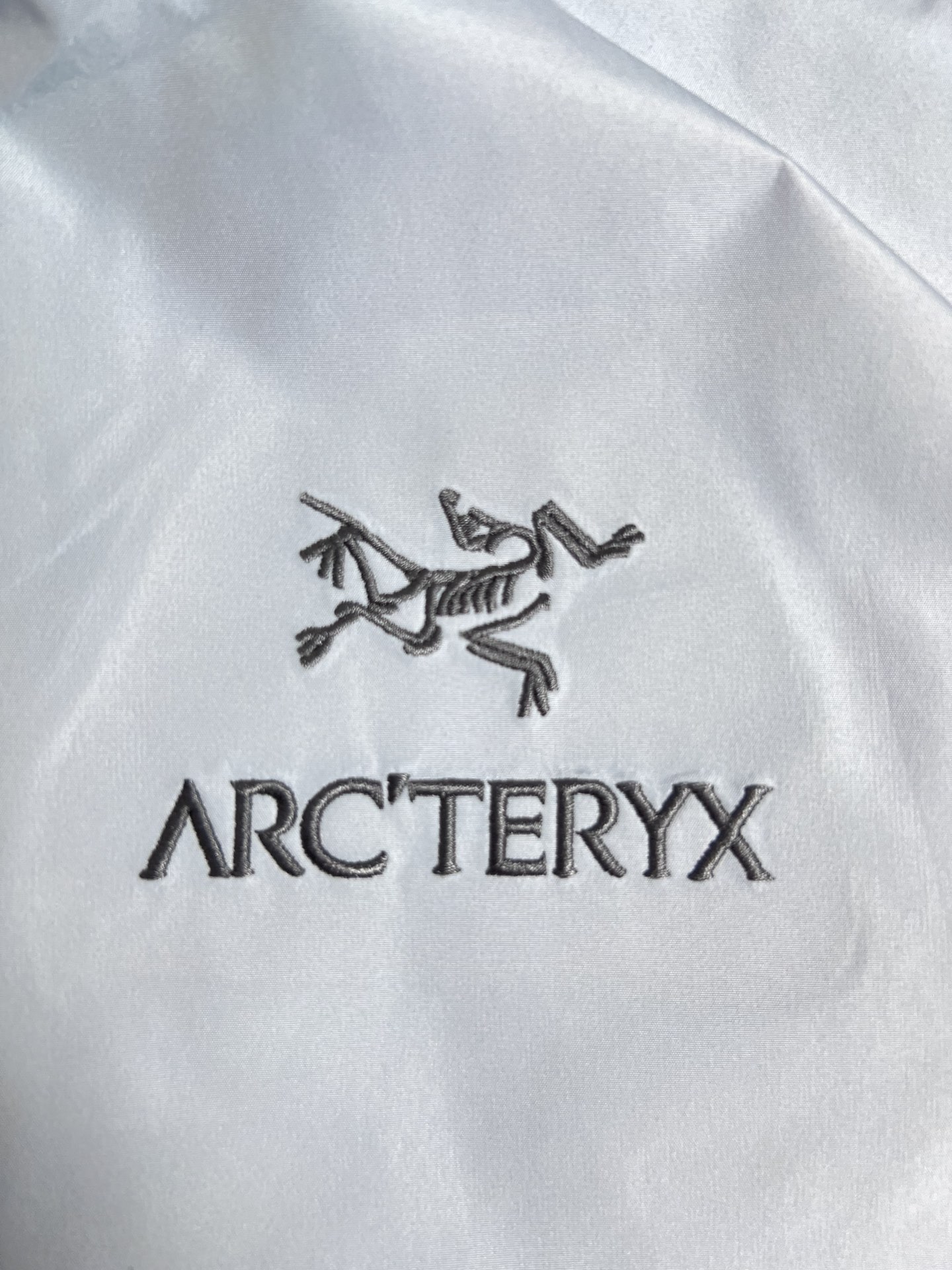 台州最高版本 现货供应秒发🔥 始祖鸟冲锋衣，今年爆火的款，渠道原厂搞出来的东西，量少渠道发货速度小慢，急单不接，勿拿性价比产品比价格根本不是一个东西，质感差太多了，鉴定直接咸鱼995即可，不满意随意售后，尺码xs-xxl，平台大几千找我仅需💰280xx