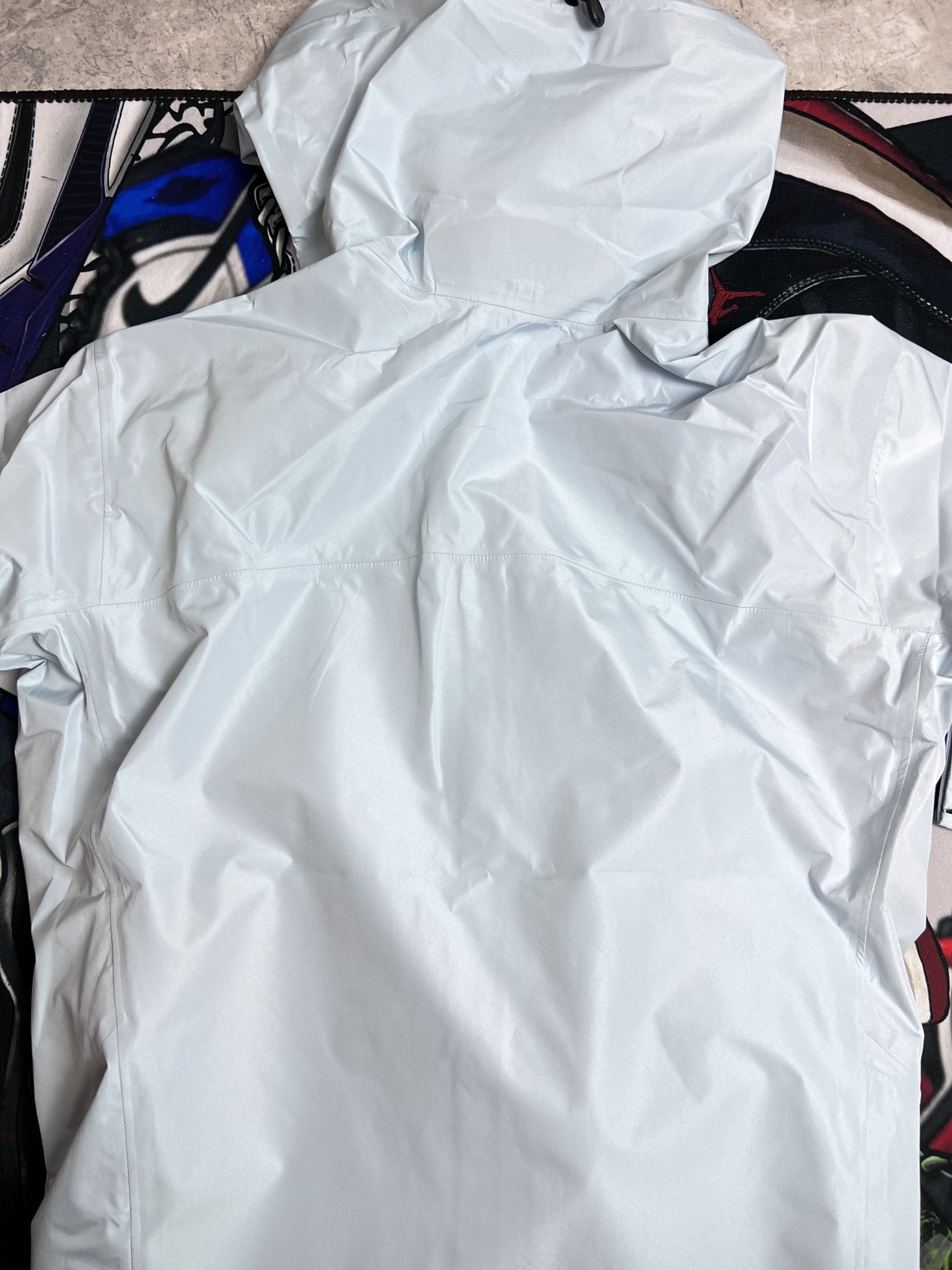 台州最高版本 现货供应秒发🔥 始祖鸟冲锋衣，今年爆火的款，渠道原厂搞出来的东西，量少渠道发货速度小慢，急单不接，勿拿性价比产品比价格根本不是一个东西，质感差太多了，鉴定直接咸鱼995即可，不满意随意售后，尺码xs-xxl，平台大几千找我仅需💰280xx