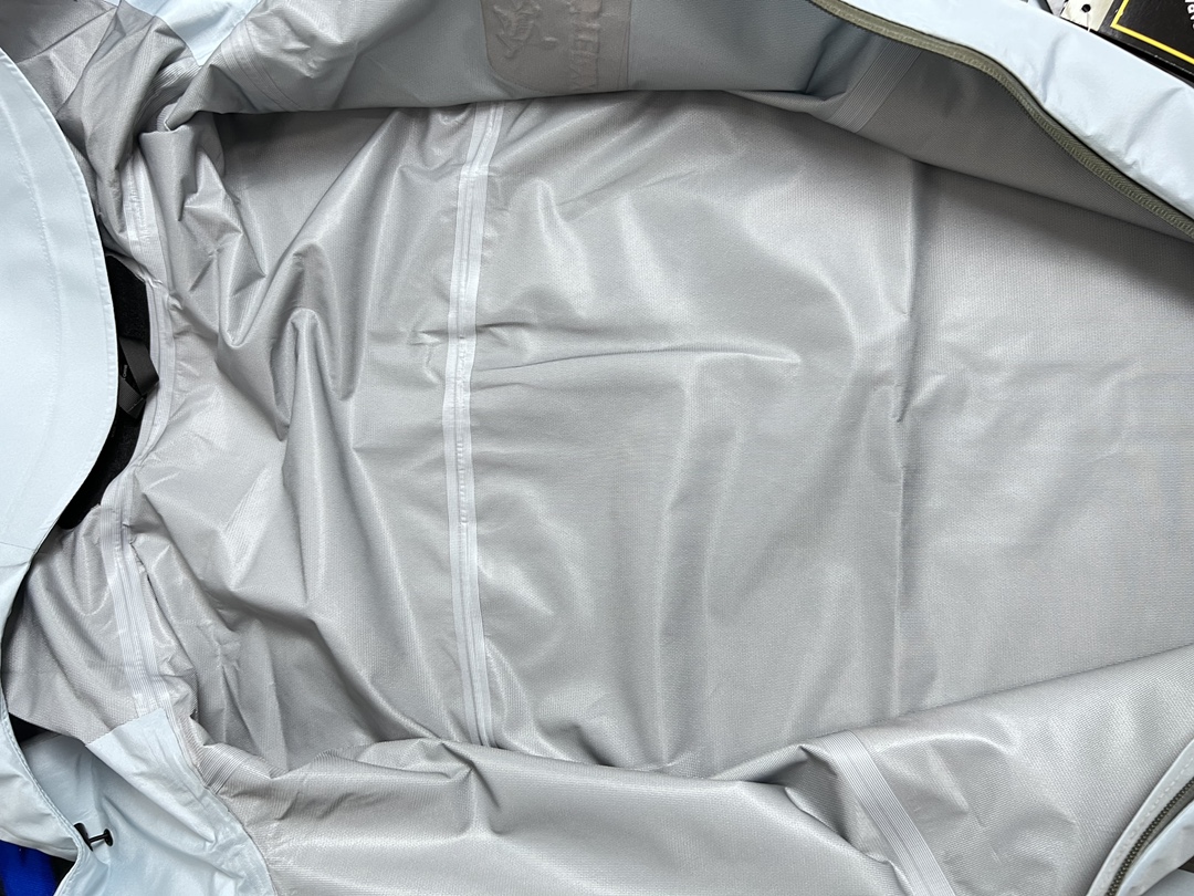 台州最高版本 现货供应秒发🔥 始祖鸟冲锋衣，今年爆火的款，渠道原厂搞出来的东西，量少渠道发货速度小慢，急单不接，勿拿性价比产品比价格根本不是一个东西，质感差太多了，鉴定直接咸鱼995即可，不满意随意售后，尺码xs-xxl，平台大几千找我仅需💰280xx