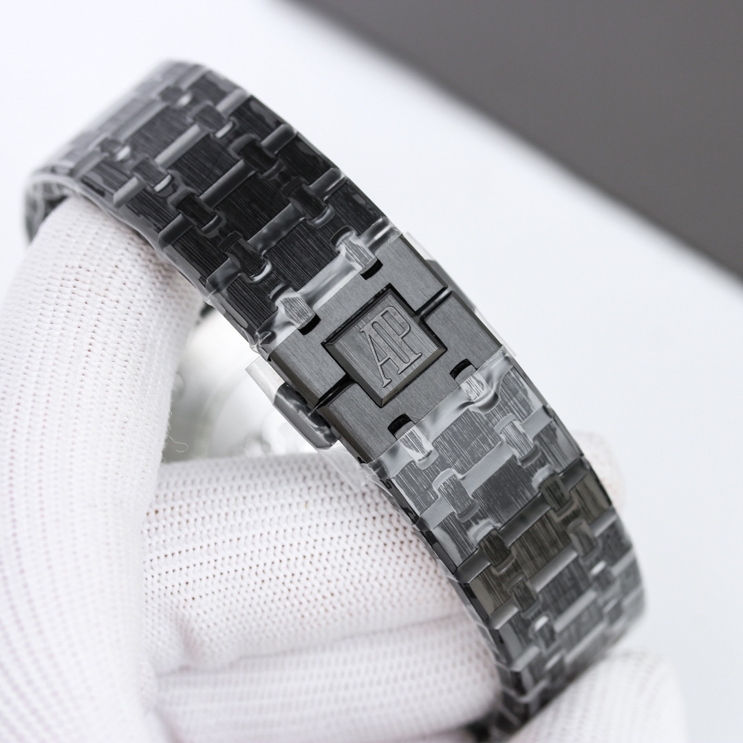 白钢1500,玫钢1600💰
H8新品 AP/爱彼 皇家橡树系列26331OR计时码表,采用同正品一致(6字位小秒)7750计时机芯,316精钢表壳通过拉丝和部分抛光打磨处理之后,展现出精致而硬气的独特气质,粗犷大气的41mm表盘,劲道十足,超强夜光显示,可以在任何环境下读取时间