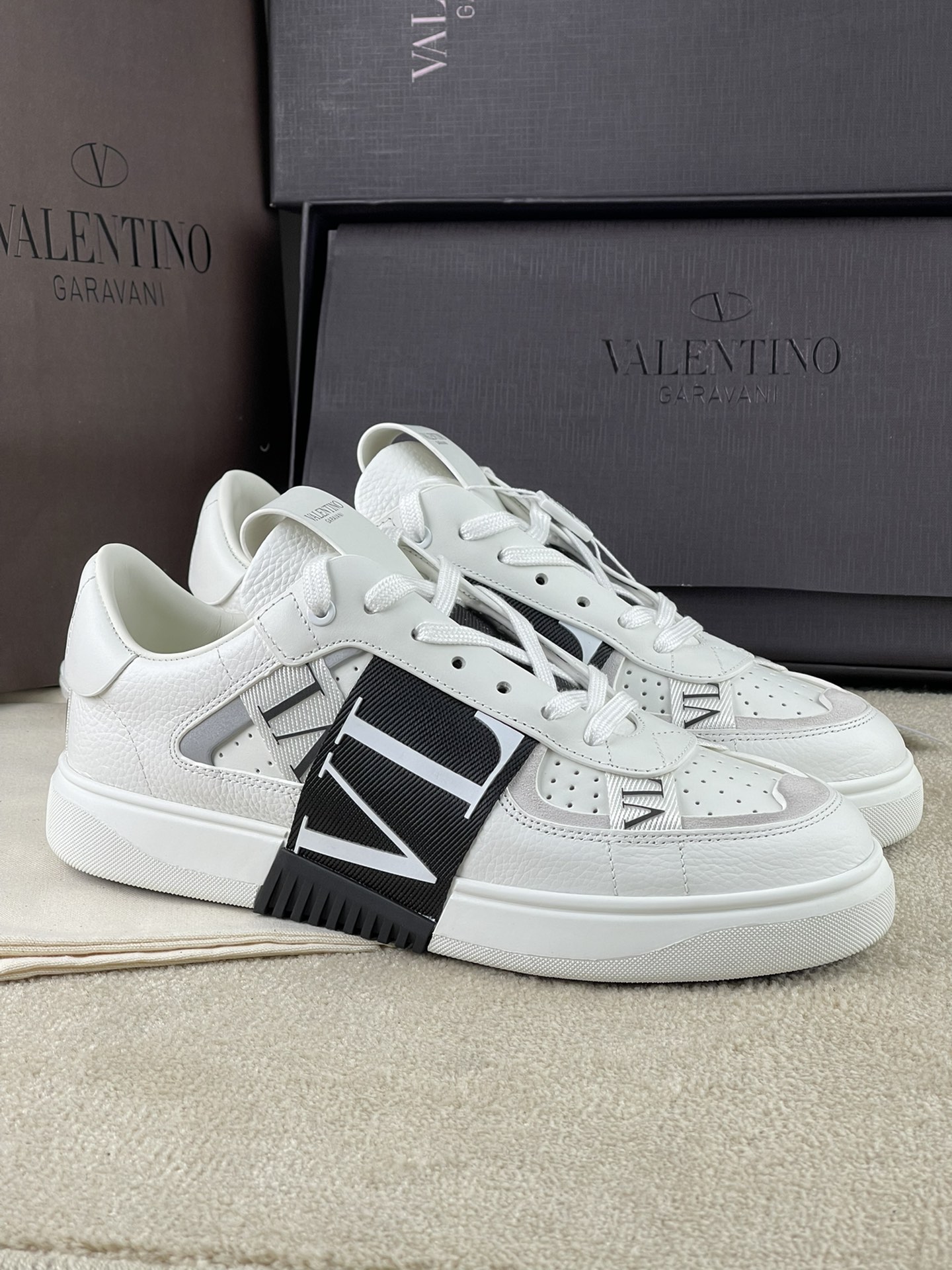 NO:272577,Valentino Garavani VL7N Calfskin low-top strap sneakers - Seven straps, decorative rubber effect VLTN Logo - Back and tongue decoration Valentino Garavani hot press Logo - Rubber sole Normal size 39 40 41 42 43 44,,valentino,valentino,sneakers,cowhide19860909华伦天奴最新款更新 Valentino Garavani VL7N 小牛皮低帮绑带运动鞋 - 七条绑带,装饰橡胶效果 VLTN Logo - 背面和鞋舌装饰 Valentino Garavani 热压 Logo - 橡胶鞋底 正常码39 40 41 42 43 44,,valentino,valentino,sneakers,cowhide,Men's shoes