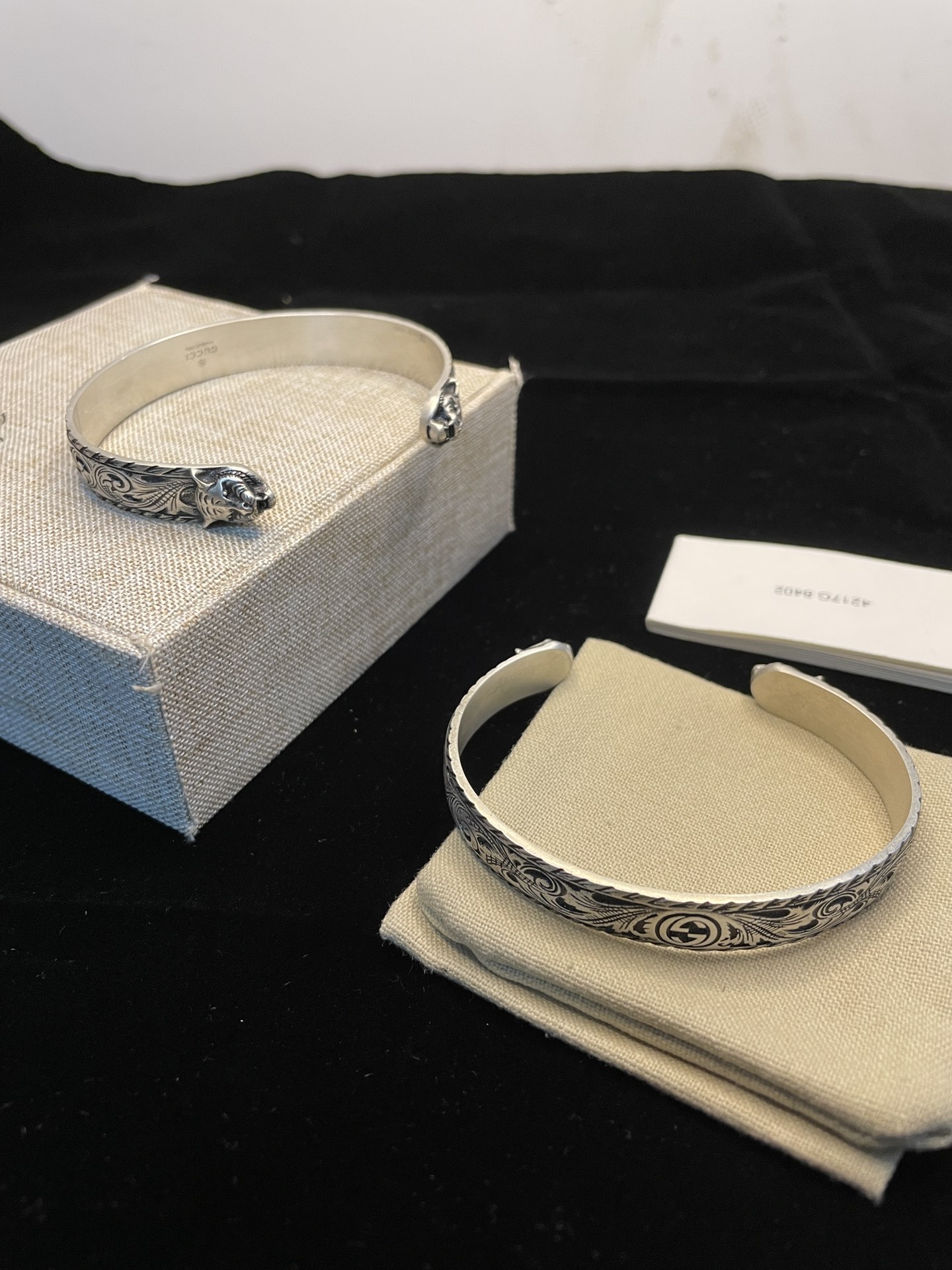 NO:384618,GUCC* Retro old bone bracelet Matte effect Sterling silver material original mold opening 1:1 MS real shot without filters, jewelry quality, gucci, bracelet, pure silver19860909GUCC* 复古做旧骨头手镯 哑光效果 纯银材质原版开模1:1 MS实物实拍无滤镜,饰品精品,gucci,bracelet,pure silver,Jewelry