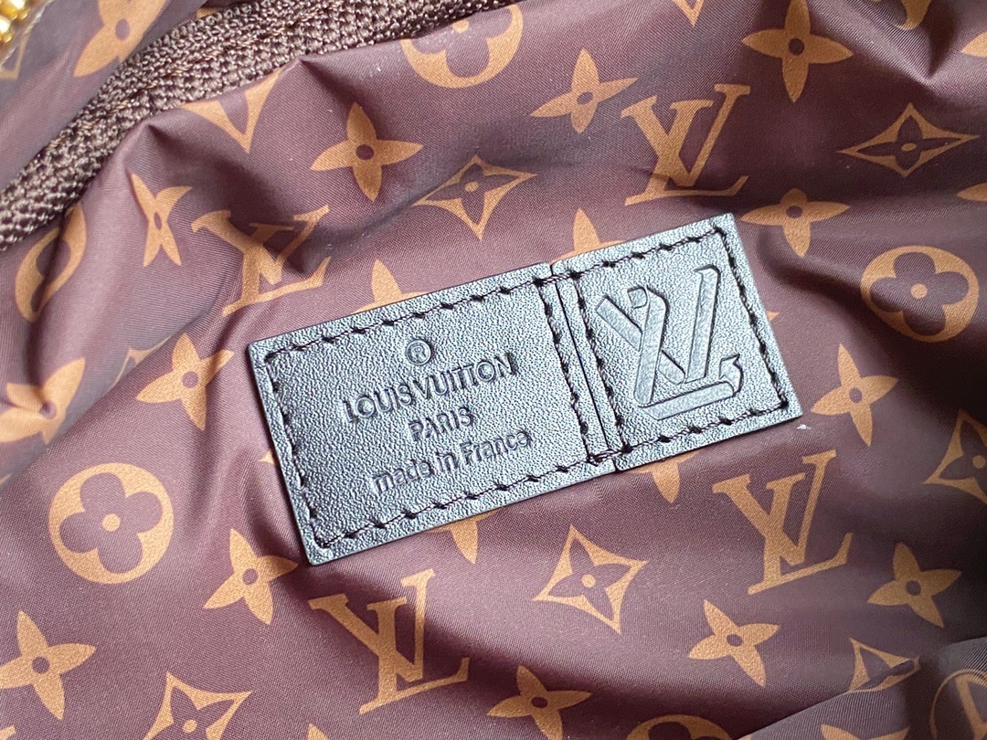 顶级原单M20971黑色羽绒胸包腰包系列MAXI腰包本款LVPillowMaxi腰包为寒冷街头及皑皑雪道