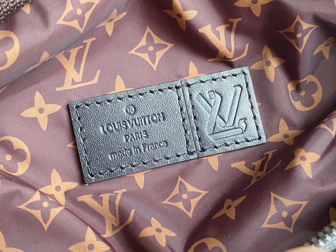 顶级原单M20971银色羽绒胸包腰包系列MAXI腰包本款LVPillowMaxi腰包为寒冷街头及皑皑雪道