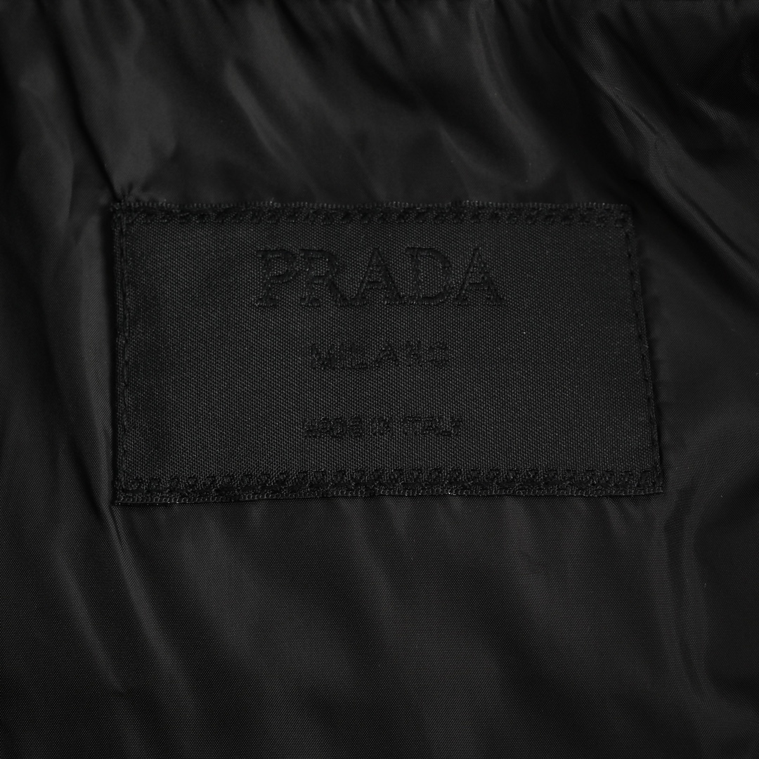 Prada/普拉达22Fw三角标压花羽绒服