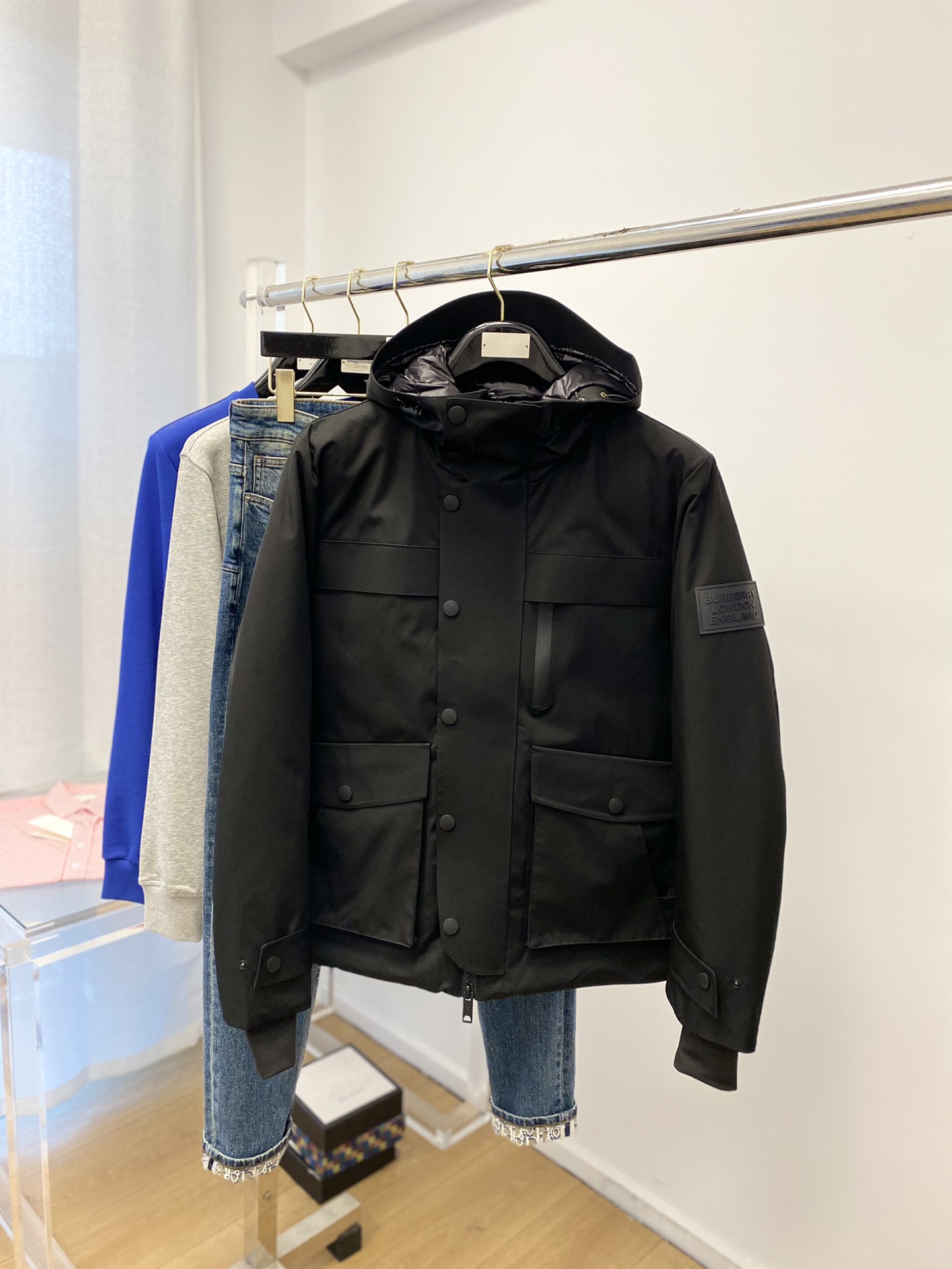 NO:573726,Burberry's latest men's down jacket, the fabric is soft and comfortable.  The upper body shape is awesome.  zipper.  The accessories are all custom-supplied and imported fabrics, which are light and comfortable, warm and stylish, simple and elegant!  Lightweight and warm, the best choice to keep out the cold in autumn and winter. Size M-3XL.,,burberry,down jacket,alexander wang19860909巴宝莉最新款男士羽绒服、面料柔软舒适 ．上身版型超赞 ．拉链．辅料都是客供 、进口面料,轻便舒适,保暖有型、简单大方款式！轻便保暖、秋冬御寒的最佳选择 码数M-3XL.,,burberry,down jacket,alexander wang,Men's clothing