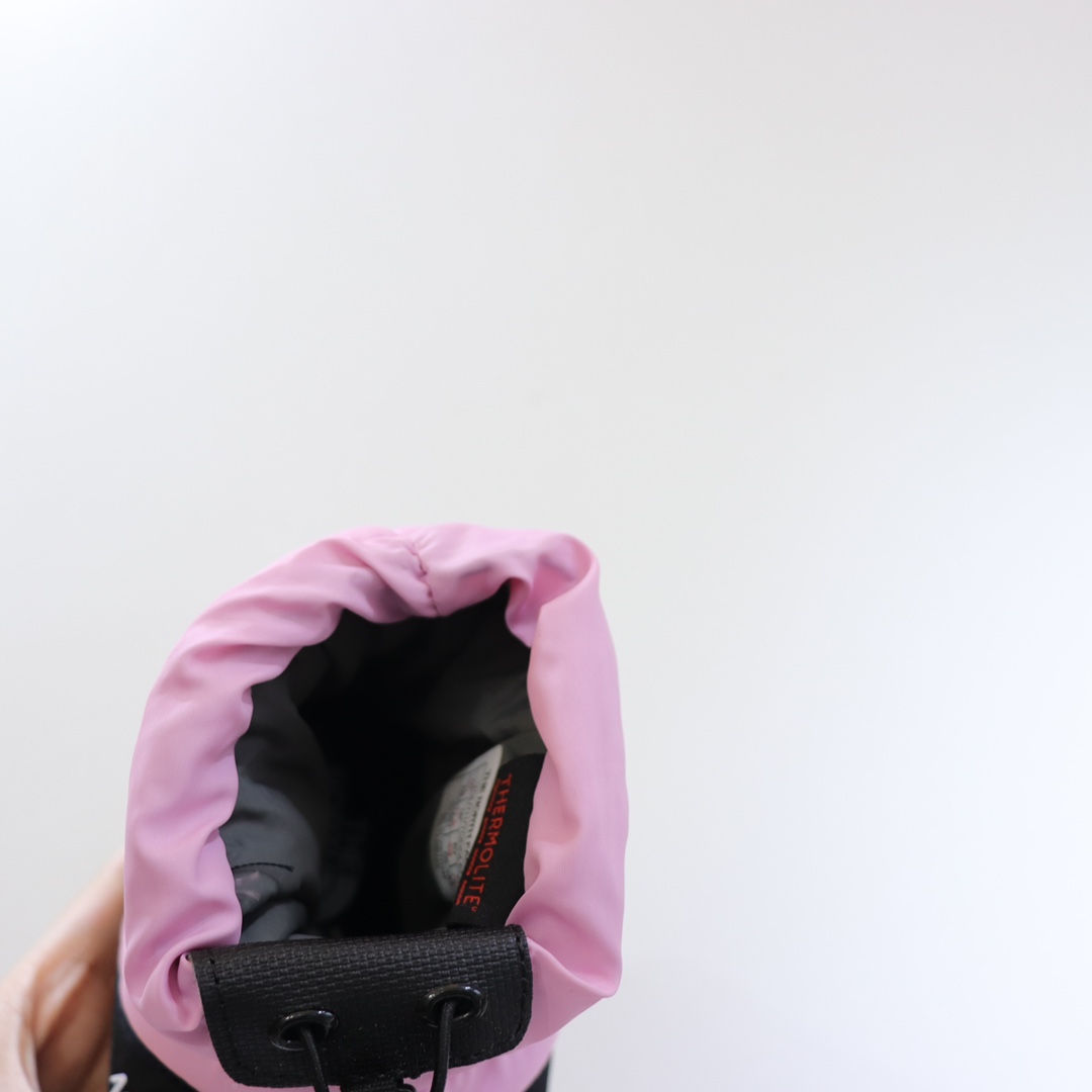 图片[8]-北M儿童雪地靴 开箱实拍，品质刚刚的 ~👍好穿经典又保暖，有一定防水作用，真的无敌棒❗️ 高帮松紧收口设计，✅既保暖还时尚~拼色的外观也着实让人喜爱！柔软度适中，平时宝宝日常穿绝对没问题！防滑耐磨性一流~ 上脚超级好看😘防滑耐磨！这个冬天必须要来双不一样的雪地靴😄-选品中心