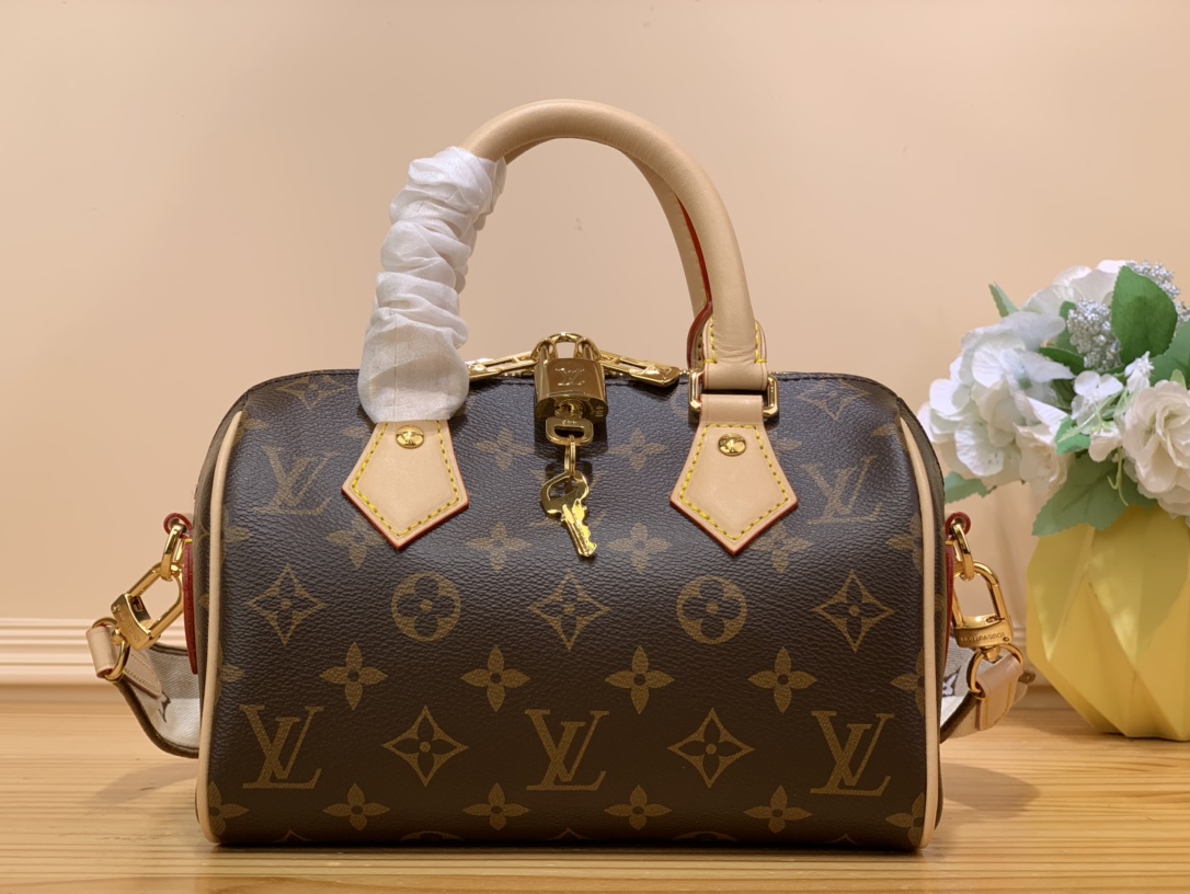 NO:812352,New arrival [SEEDY BANDOULIRE 20 handbag] m46222 This Seedy Bandoulière 20 handbag is inspired by Louis Vuitton's classic travel bag. It is trimmed with Monogram canvas and calfskin leather, with a rolled leather handle, padlock and key bag. The brand logo is embellished on the detachable shoulder strap, which can be worn as a shoulder or crossbody. Dimensions 20.5 x 13.5 x 12 cm  5816062..,,louis vuitton,cowhide19860909新款到货【SEEDY BANDOULIRE 20 手袋】 m46222 本款 Seedy Bandoulière 20 手袋的灵感源自路易威登经典旅行袋,采用 Monogram 帆布和牛皮革饰边,搭配轧制皮革手柄、挂锁和钥匙包.品牌标识点缀可拆卸肩带,肩背斜挎随心切换. 尺寸20.5 x 13.5 x 12 厘米 5816062..,,louis vuitton,cowhide,Bag