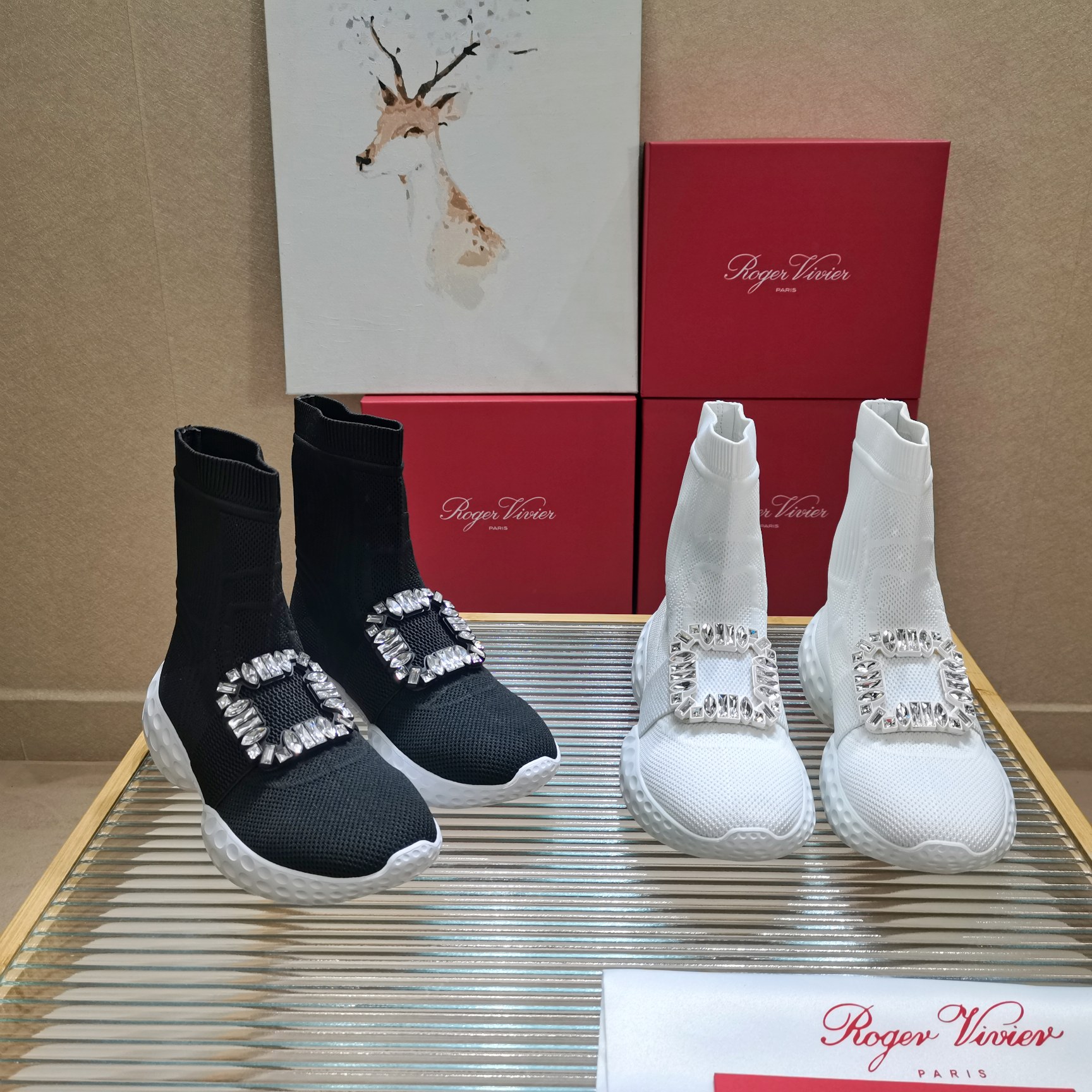 NO:555260,' | The new model of diamond buckle strap slim leg socks and boots is new. Original custom calfskin upper with custom elastic letter socks. Original molded diamond decoration. Specific water-dyed hybrid soft sheepskin lining on the inside. Original molded custom foam anti-slip outsole. Shoe size: 35-39 (40 customized non-returnable). Original counter full set of luxury packaging, boots, cowhide, sheepskin, socks19860909' |  专柜新款钻扣绑带瘦腿袜子靴上新 鞋面原版定制小牛皮配定制弹力字母袜原版开模钻饰  内里特定水染混种柔软羊皮里 大底原版开模定制发泡防滑大底 鞋码:35-39（40定制不退换） 原版专柜全套豪华包装,,boots,cowhide,sheepskin,socks,Men's shoes