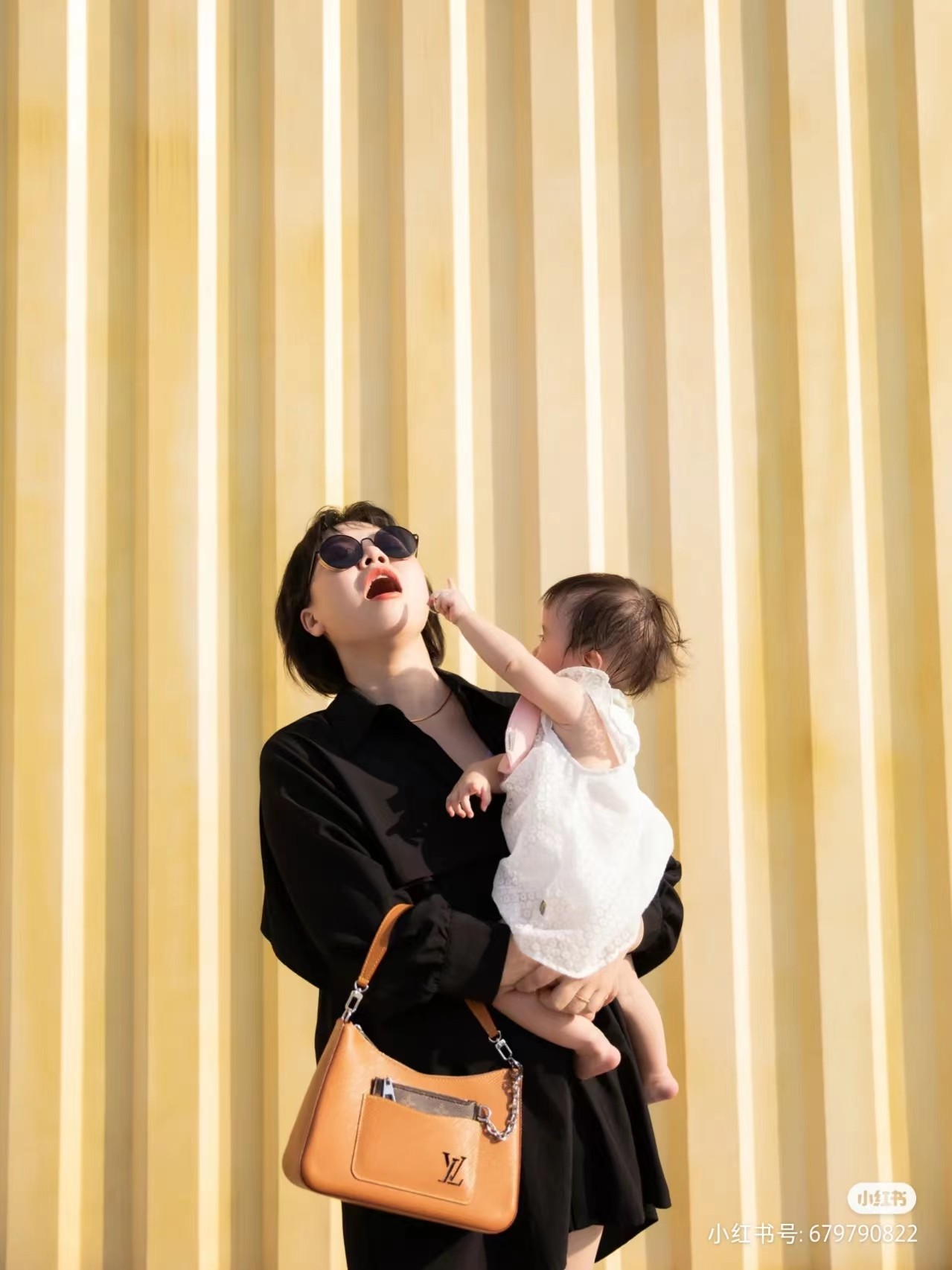 NO:210008,Details of the development of the perfect original single hardware [MARELLE handbag] M80749 yellow underarm bag Marelle handbag is made of Epi grain leather, and the removable canvas zipper bag in the outer bag is fixed with a chain. Tie the top handle or adjustable shoulder strap, handheld, elbow, shoulder and crossbody can be easily converted. Size 25 x 15 x 8 cm, LV [top original single], louis vuitton19860909对版开发细节完美原单五金【MARELLE 手袋】M80749黄色 腋下包 Marelle 手袋取材 Epi 粒面皮革,以链条固定外袋之中的可拆卸帆布拉链袋.系上顶部手柄或可调节肩带,手持、肘挎、肩背和斜挎自如转换. 尺寸25 x 15 x 8 厘米,LV【顶级原单】,louis vuitton,Bag