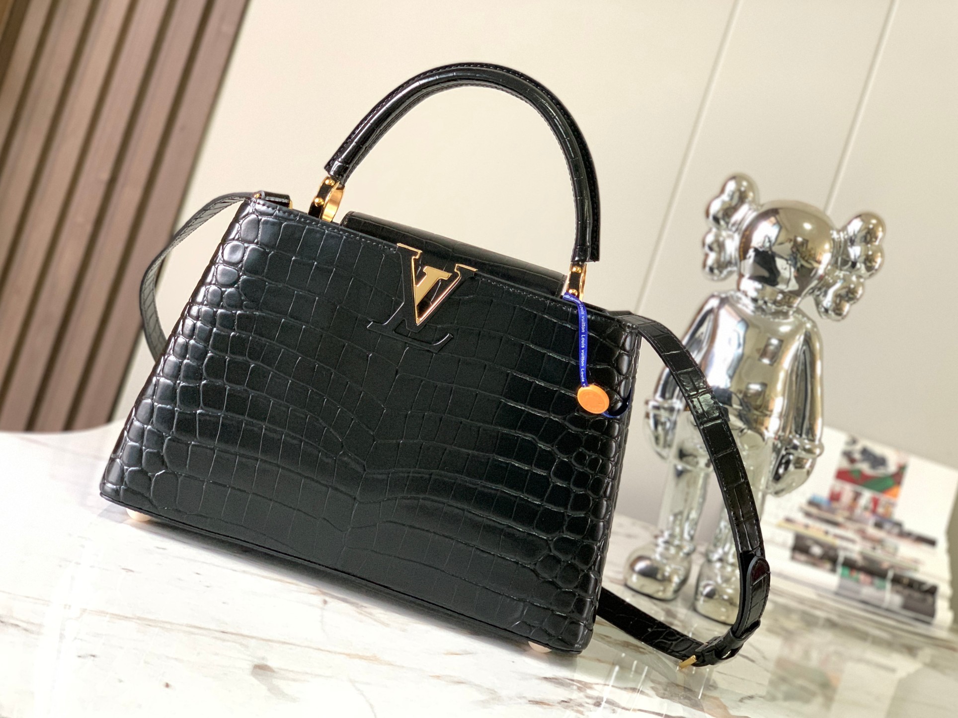 特级原厂皮N92967黑色亮面鳄鱼纹金扣Capucines中号手袋精巧融合鳄鱼皮外层细腻山羊皮内衬和莹泽