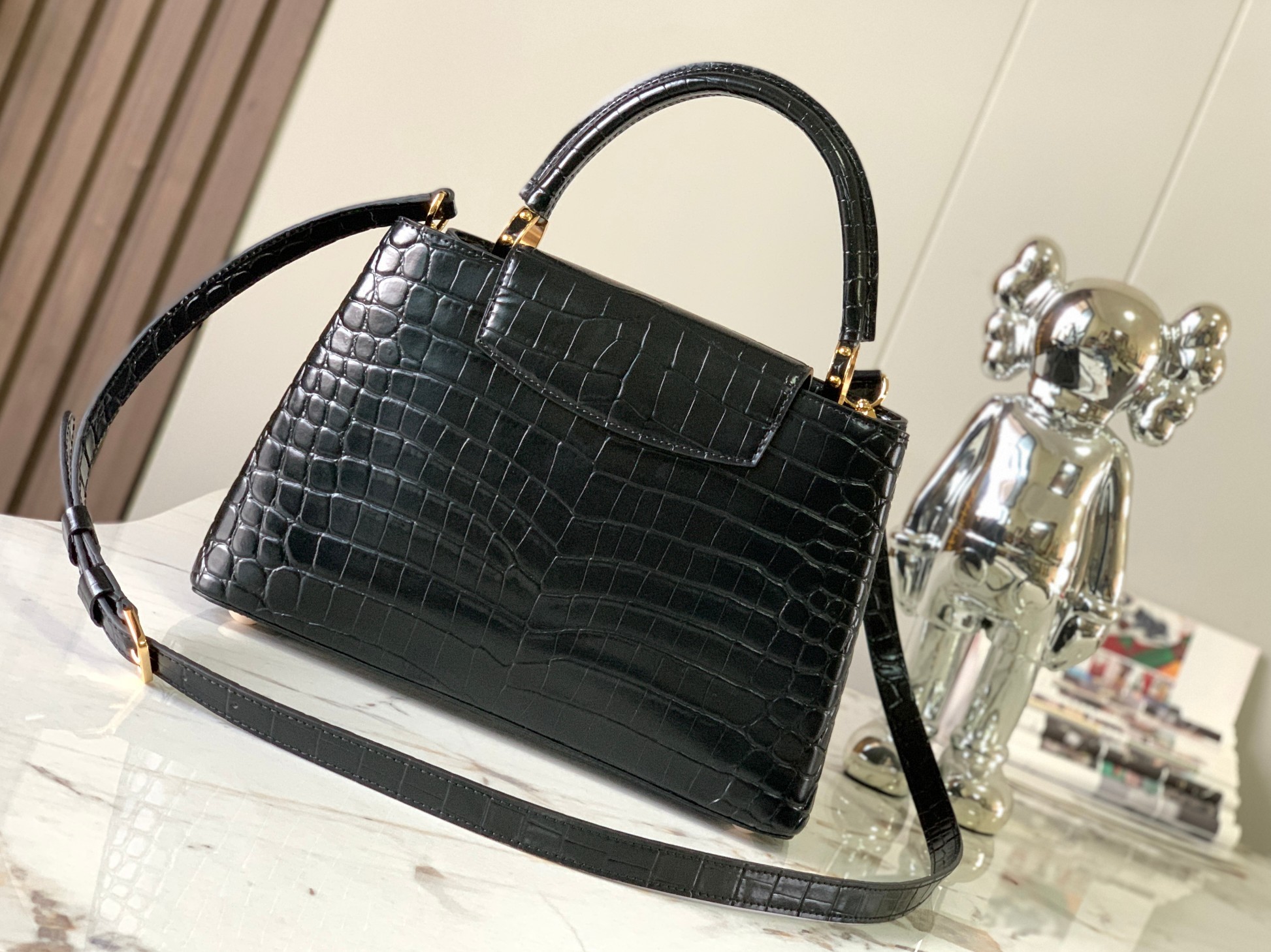 特级原厂皮N92967黑色亮面鳄鱼纹金扣Capucines中号手袋精巧融合鳄鱼皮外层细腻山羊皮内衬和莹泽