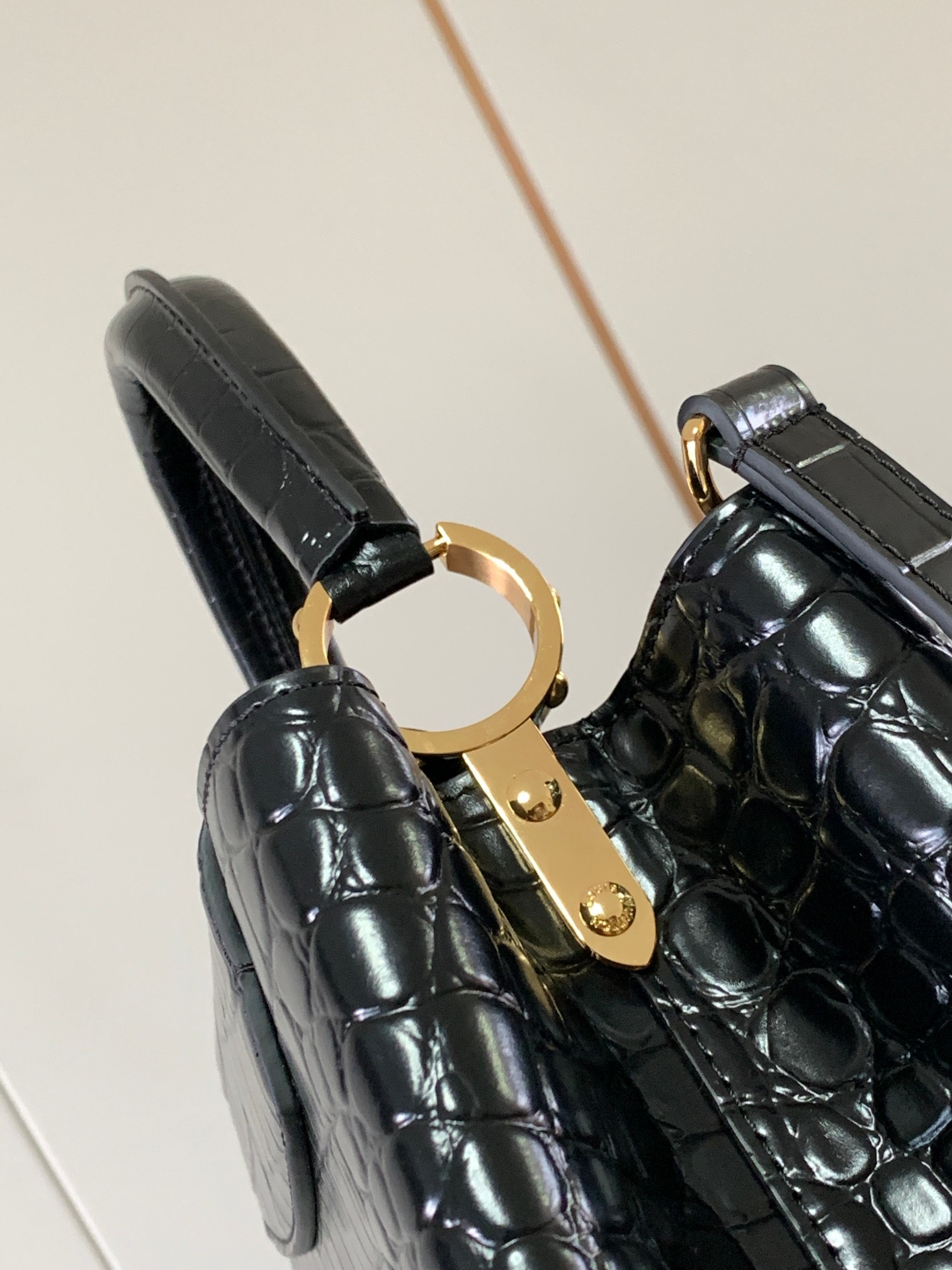 特级原厂皮N92967黑色亮面鳄鱼纹金扣Capucines中号手袋精巧融合鳄鱼皮外层细腻山羊皮内衬和莹泽
