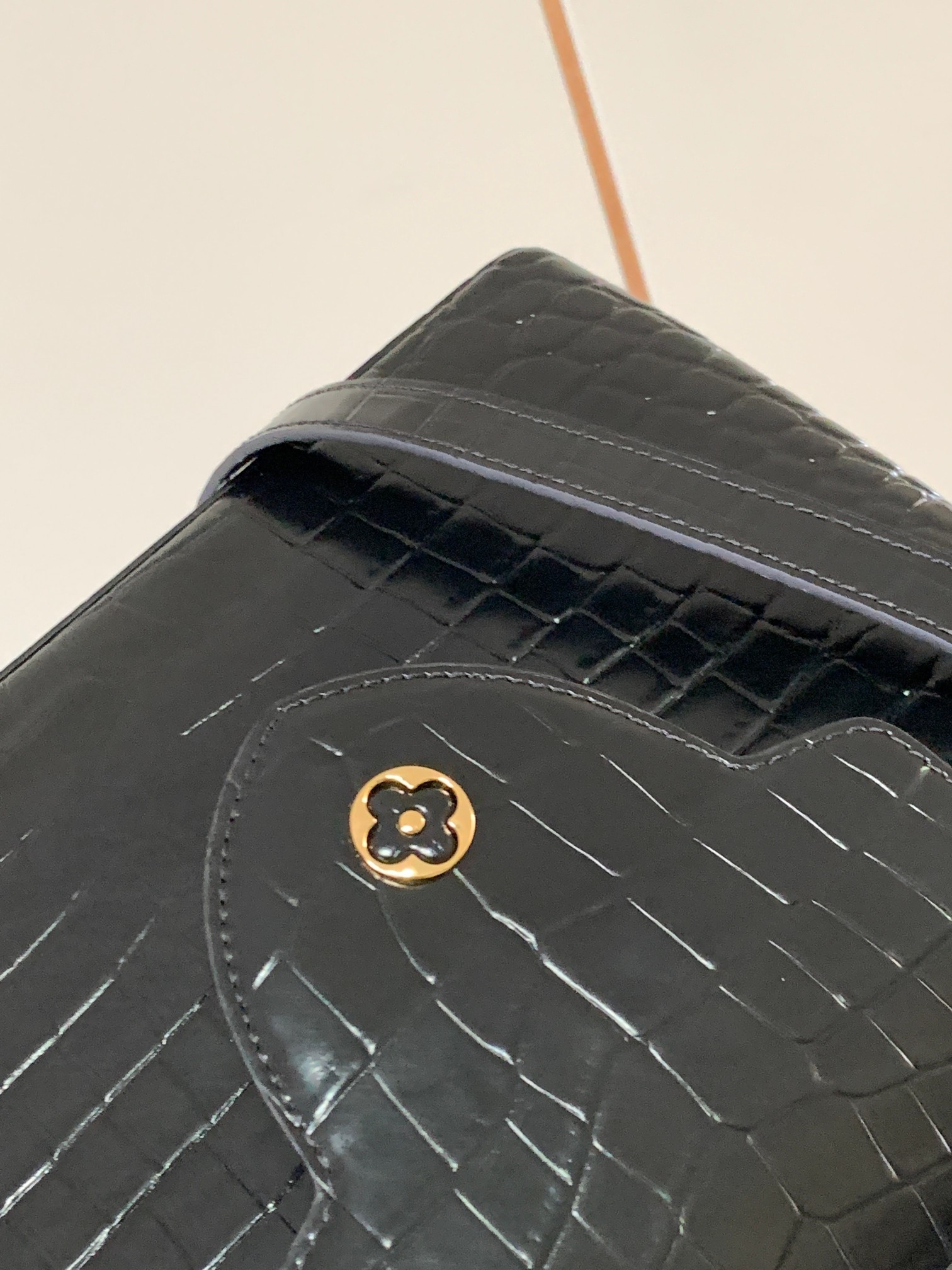 特级原厂皮N92967黑色亮面鳄鱼纹金扣Capucines中号手袋精巧融合鳄鱼皮外层细腻山羊皮内衬和莹泽