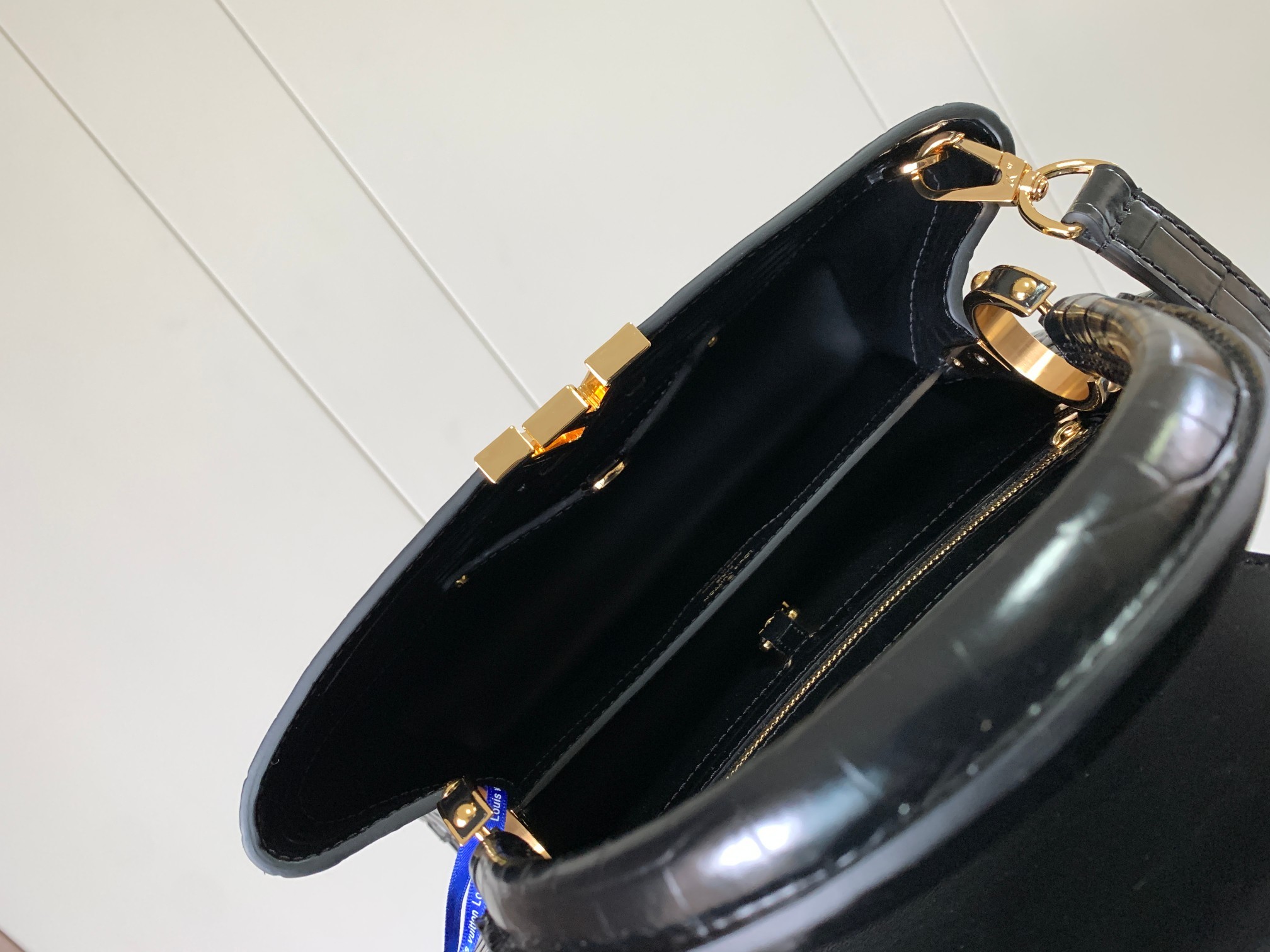 特级原厂皮N92967黑色亮面鳄鱼纹金扣Capucines中号手袋精巧融合鳄鱼皮外层细腻山羊皮内衬和莹泽