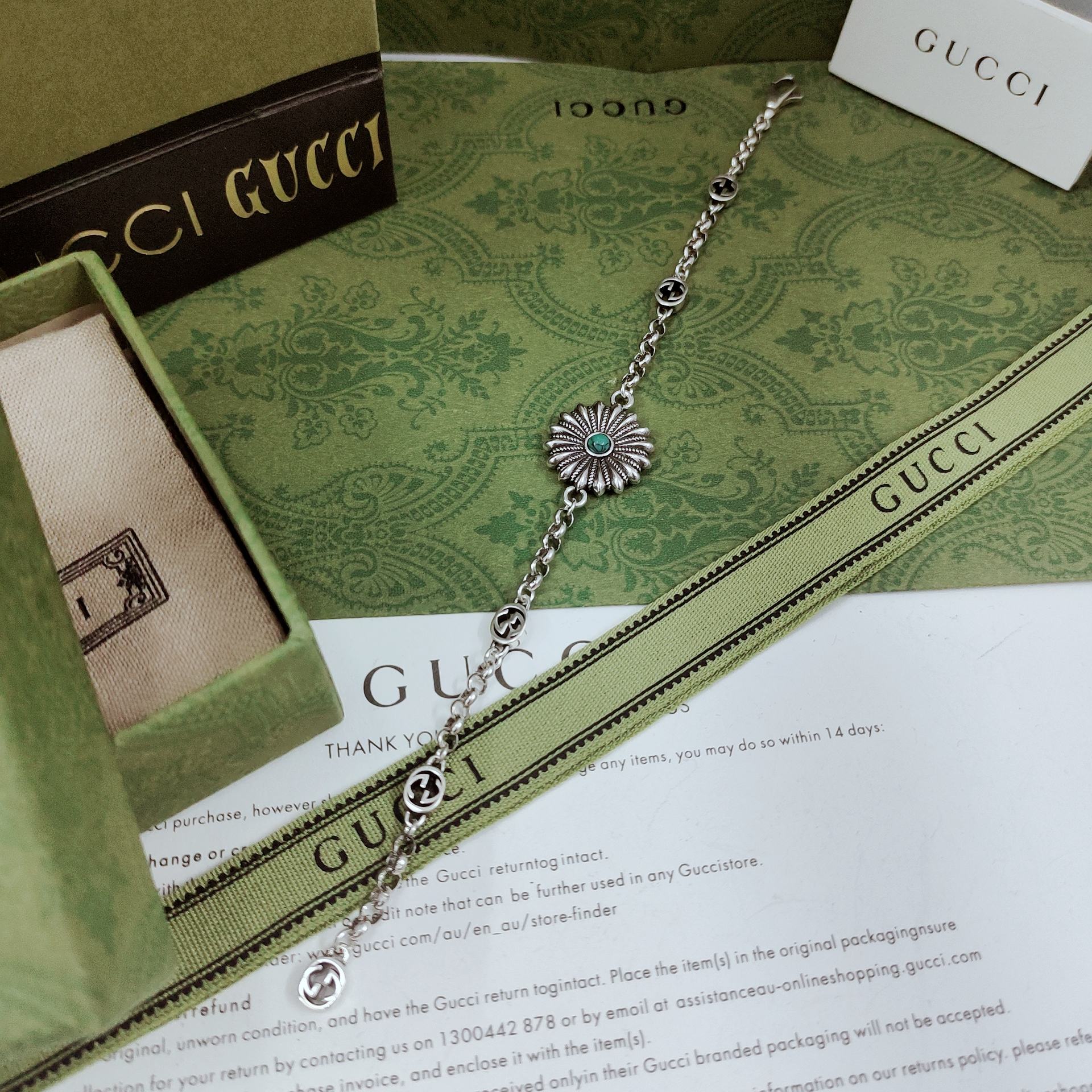 NO:106972,Gucci's new interlocking double G and other main LOGO patterns are designed to match exquisite details with enlarged designs and slowly unveiled. This bracelet is decorated with gem enamel and has a more refined texture. Size: 20 single size, jewelry fine products, gucci, bracelet19860909Gucci新款互扣式双G等主要要LOgo 图案以放大造型设计搭配精美细节 缓缓亮相 这款手链饰有宝石珐琅的花朵吊坠更添精致质感 尺寸:20均码,饰品精品,gucci,bracelet,Jewelry