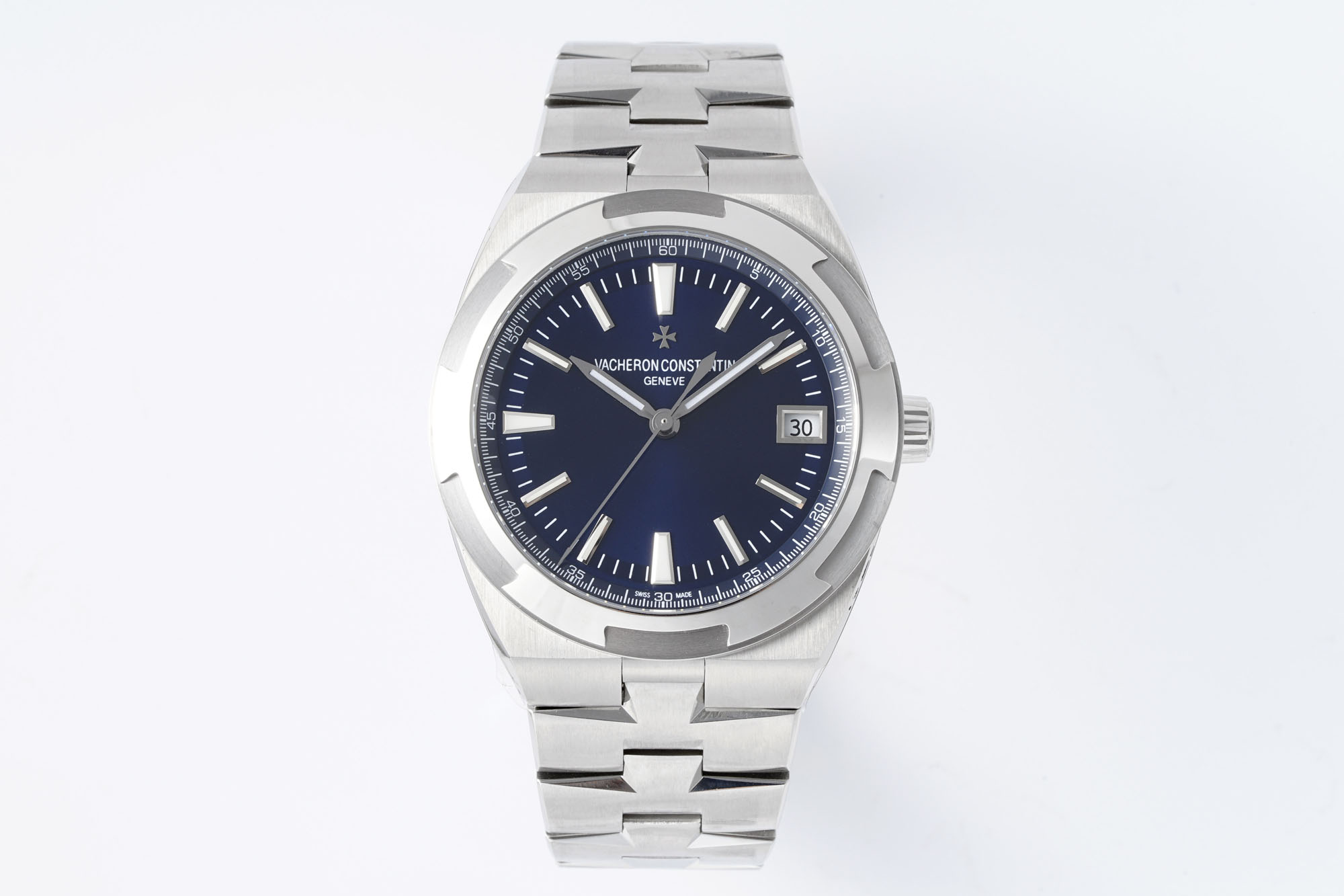 NO:764961,8F upgraded version Vacheron Constantin  Overseas series watch [Case] 41 mm stainless steel case, 11 mm thick. Equipped with an antimagnetic soft iron device and a screw-in crown, which can protect the watch from magnetic interference and ensure accurate travel time. The polished stainless steel case has smooth lines and beautiful appearance.  , can be perfectly connected with the bracelet/strap, adding points to the watch's viewing value. [Dial] Simple sunburst satin brushed crystal dial with velvet-like smooth edges. Through the dial, you can see the reflection of the pointer on the dial, just like a clear lake.  , very beautiful. The 18K gold hour markers, hour hands, and minute hands all have a white luminous coating. Myopia can also read the time in a darker environment, ensuring the best readability. [Movement] Designed with back-through technology, the operation of the movement can be directly observed. Equipped with a modified movement, vibration frequency 28  , 800 times/hour (4 Hz), equipped with a 22K gold oscillating weight (decorated with a wind direction rose compass pattern) [strap] The most noteworthy point is the quick-release strap design. The metal strap has a sporty and tough shape and can perfectly attend formal occasions.,,vacheron198609098F升级版 江诗丹顿 纵横四海系列腕表【表壳】41毫米不锈钢表壳,厚度11毫米.配有防磁软铁装置和旋入式表冠,能够保护腕表不受磁力的干扰,为走时的精准保驾护航.经过打磨的精钢表壳线条流畅,造型美观,可与表链/表带完美连接在一起,为腕表的观赏性加分.【表盘】简约的经旭日纹缎面拉丝处理水晶表盘,带有天鹅绒般光滑边缘,透过表盘可以看到指针在表盘上的倒影,宛如一潭清澈的湖水一般,十分美观.18K金时标、时针、分针均带有白色夜光涂层,近视在较暗的环境下也可以阅读时间,保证了最佳可读性.【机芯】采用背透工艺设计,可直接观察机芯的运作.搭载改机芯,振频28,800次/小时（4赫兹）,配备22K金质摆陀（饰有风向玫瑰罗盘图案）【表带】最值得说的一点是采用快拆表带设计.金属表带造型运动硬朗又可以完美出席正式场合.,,vacheron,Watch