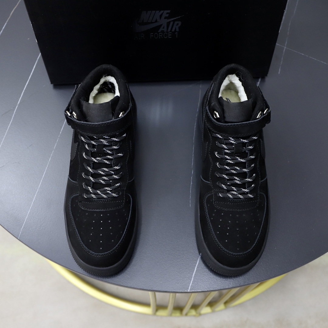 现货情侣款NikeairJordan1冬季运动板鞋加毛款aj经典鞋型不变的基础上内里羊毛真的很加分！原厂