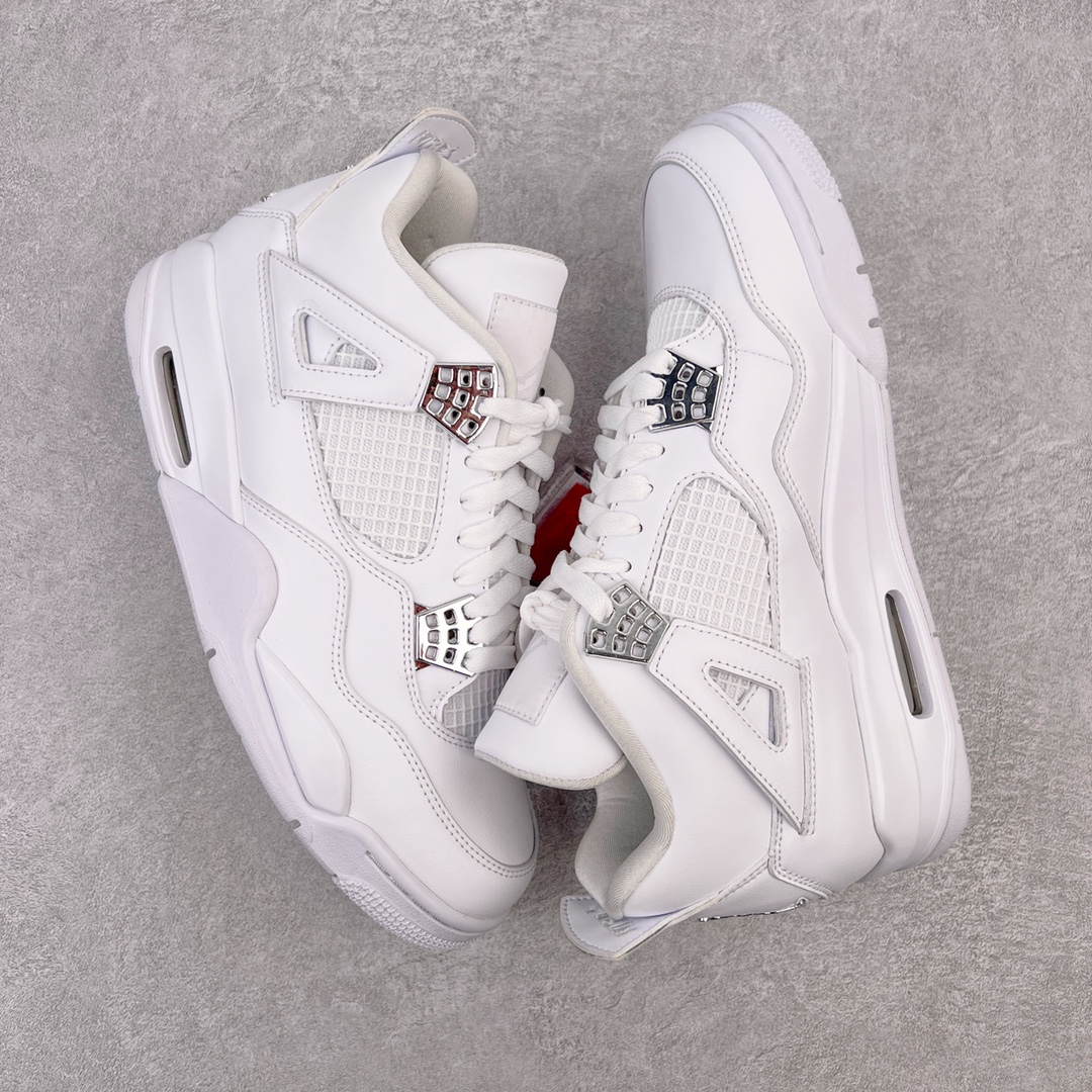 图片[3]-零售💰260 ＃KZ神版福利回馈‼Air Jordan AJ4 Retro 纯白/白猫 308497-100 独家外贸特供尺码含 45.5 49.5 50.5 国内外口碑最好最推荐的产品 市场中端王者 亲自操刀耗时半年巨作 全套原纸板楦头开发 确保原汁原味 完美呈现四代版型 一比一鞋头弧度高度鞋身弧度 此版本只针对中端市场 皮料材质有所更替 其他数据细节工艺流程均保持一致 绝不口嗨 细节品控鞋型随意秒杀市面3XX 4XX 原厂TPU网格鞋带扣 正确内里网布 菱角分明不变形无多余毛边 柔软性质感一致于原鞋 市场唯一原厂鞋扣模具 背面可见隐藏注塑口 原厂织唛标 原厂飞人电绣工艺 尾指中部跳三针 独家绑鞋带手法 印刷中底布 四线拉帮 米色美纹纸贴合固定 进口港宝加持 后跟自然饱满 全鞋荧光划线卡点 追求极致完美 每一双都是工艺品 多重QC质检 超越公司货的品控标准 实实在在的免检产品 尺码：40 40.5 41 42 42.5 43 44 44.5 45 45.5 46 47.5 48.5 49.5 50.5 编码：by2936060-运动鞋