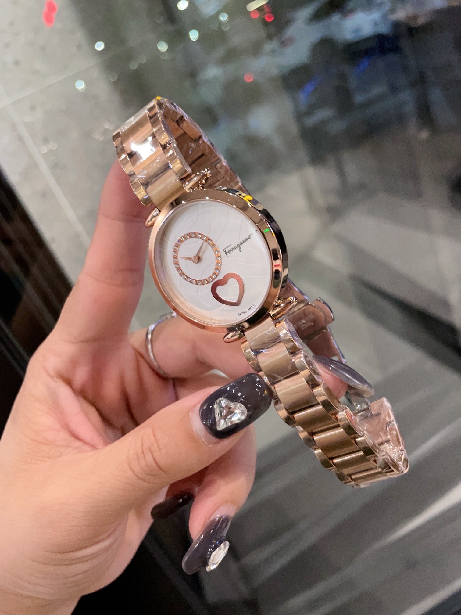 Cuore Ferragamo Wristwatch: Symbol of Love and Elegance - 图片 9