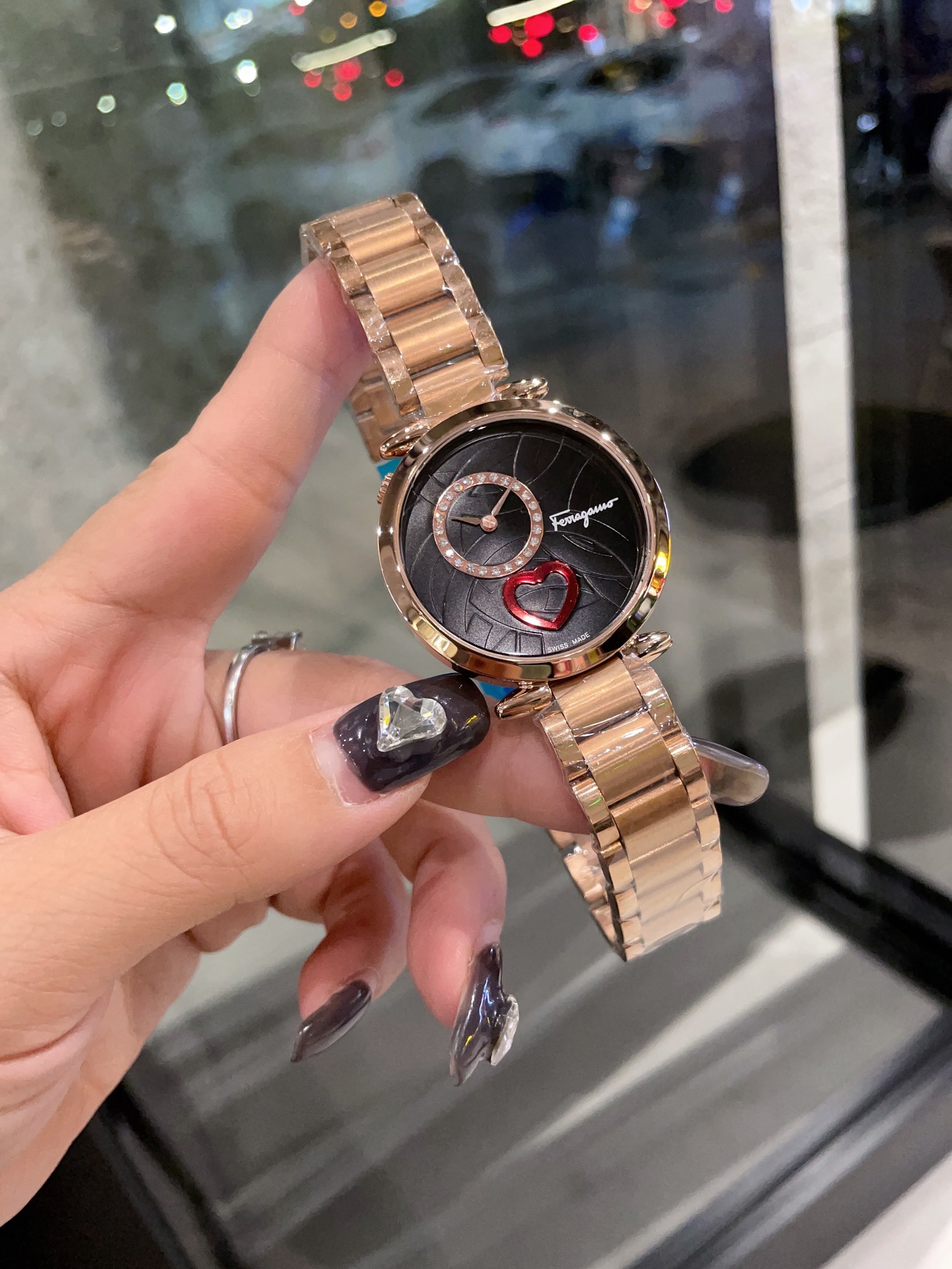 Cuore Ferragamo Wristwatch: Symbol of Love and Elegance - 图片 2