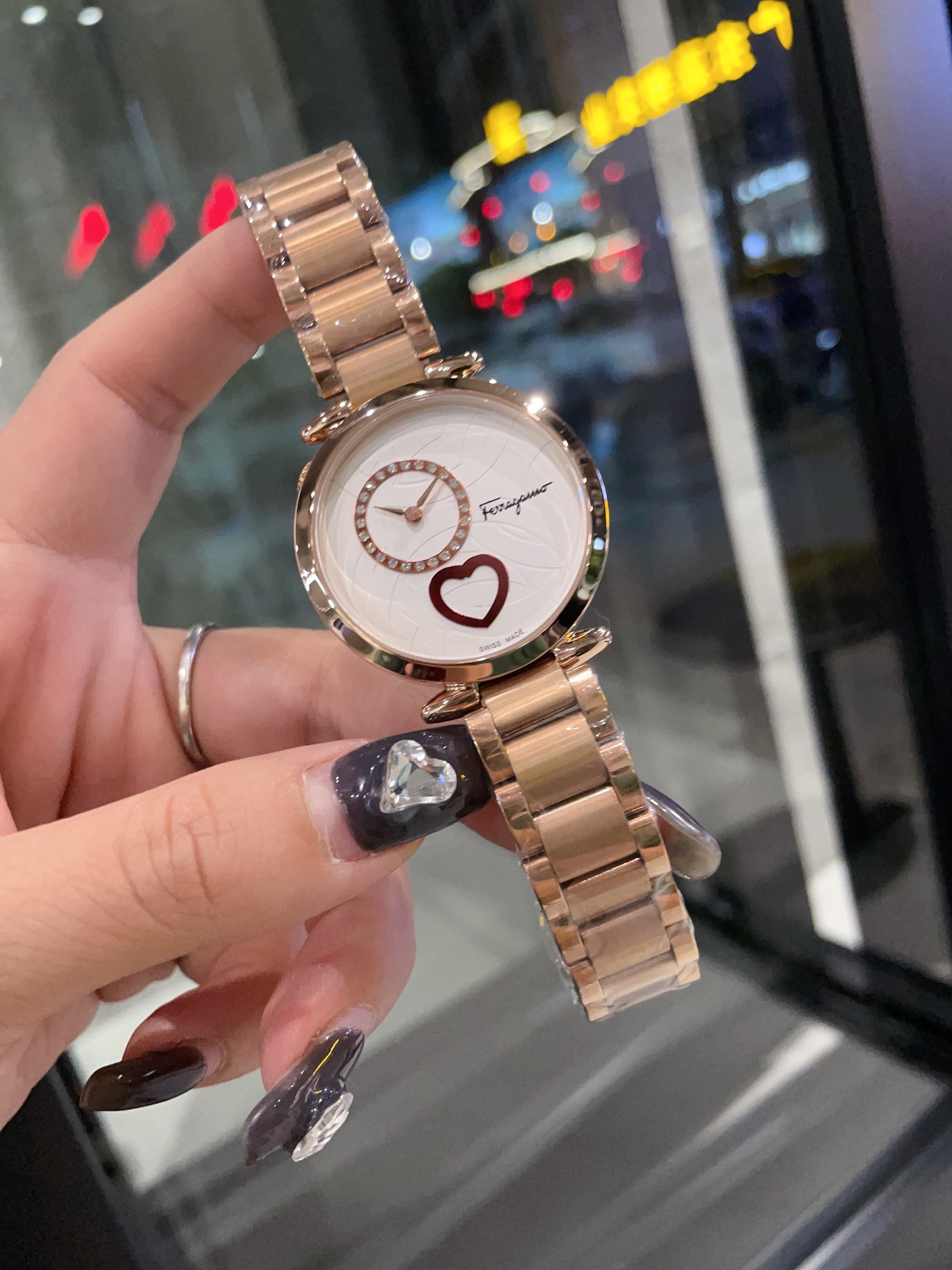 Cuore Ferragamo Wristwatch: Symbol of Love and Elegance - 图片 4