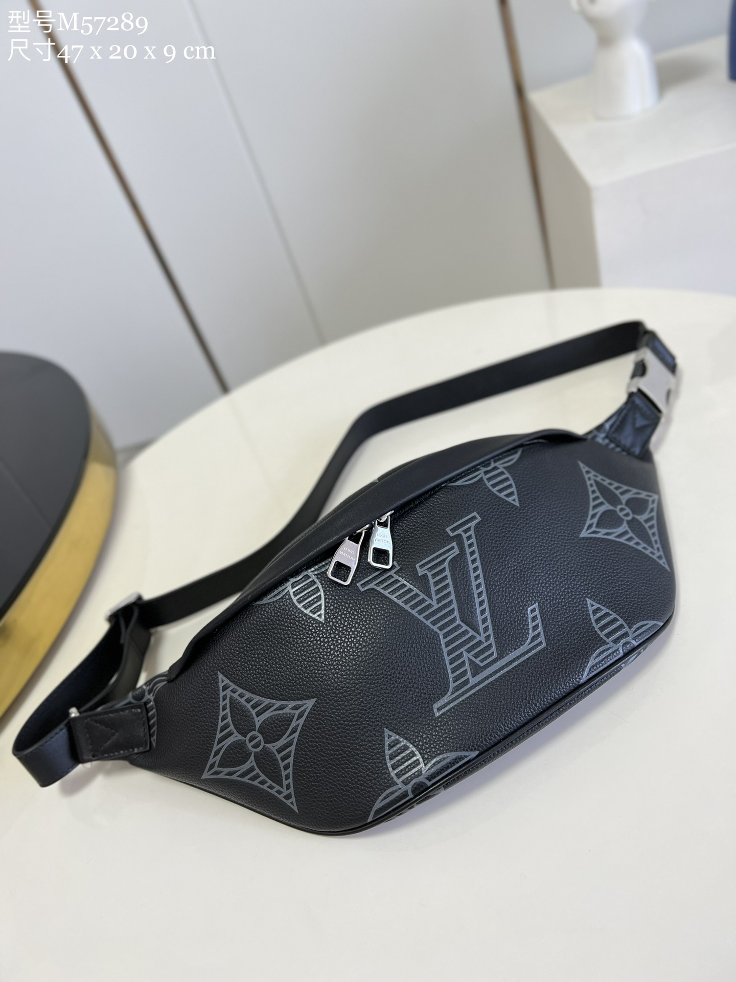Louis Vuitton LV Discovery Belt Bags & Fanny Packs Calfskin Cowhide Vintage Casual M57289