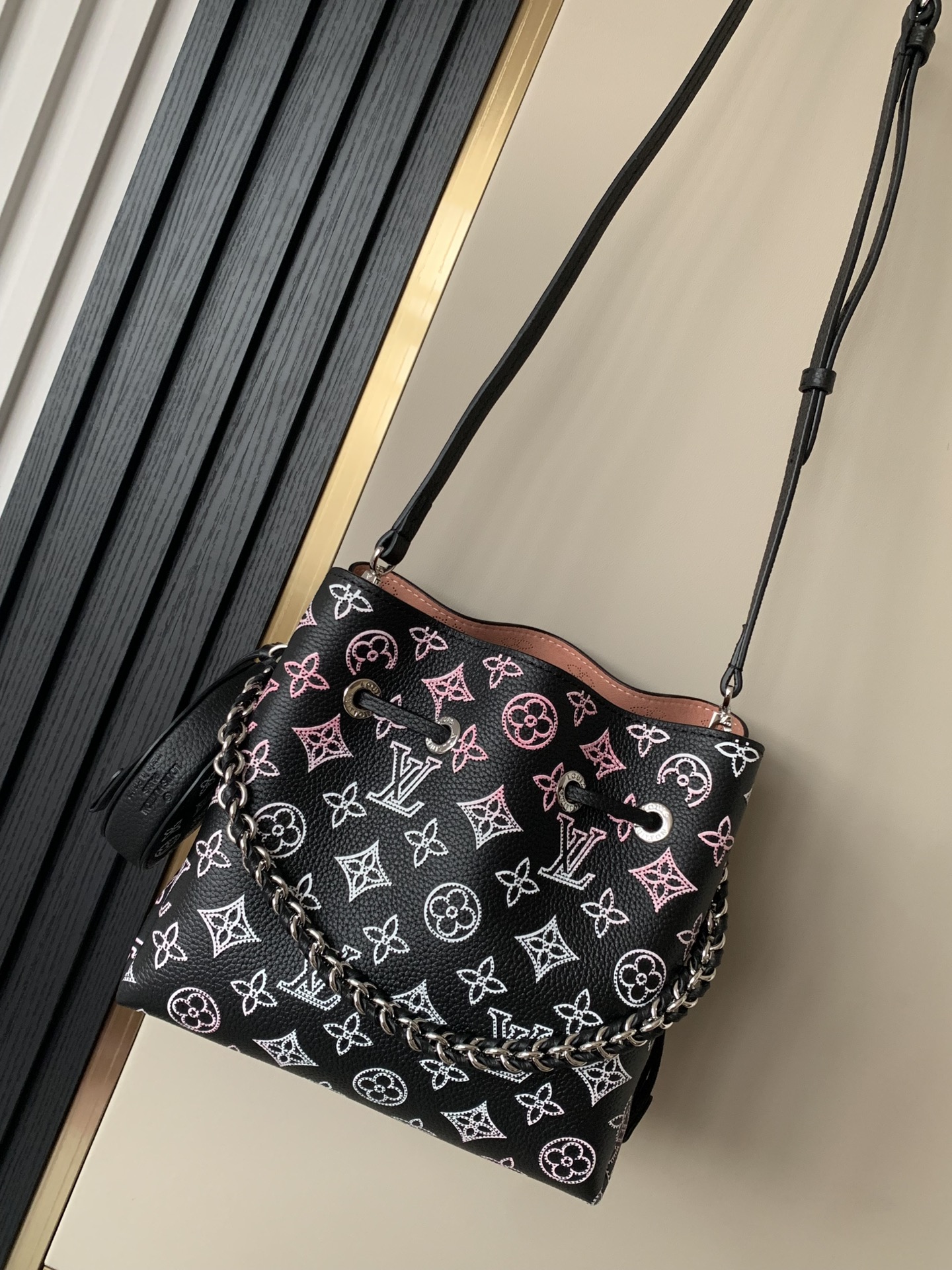 M21096 Negro/Versión Bolso tipo bombonera de cuero completo Serie M57201 Este bolso tipo bombonera Bella