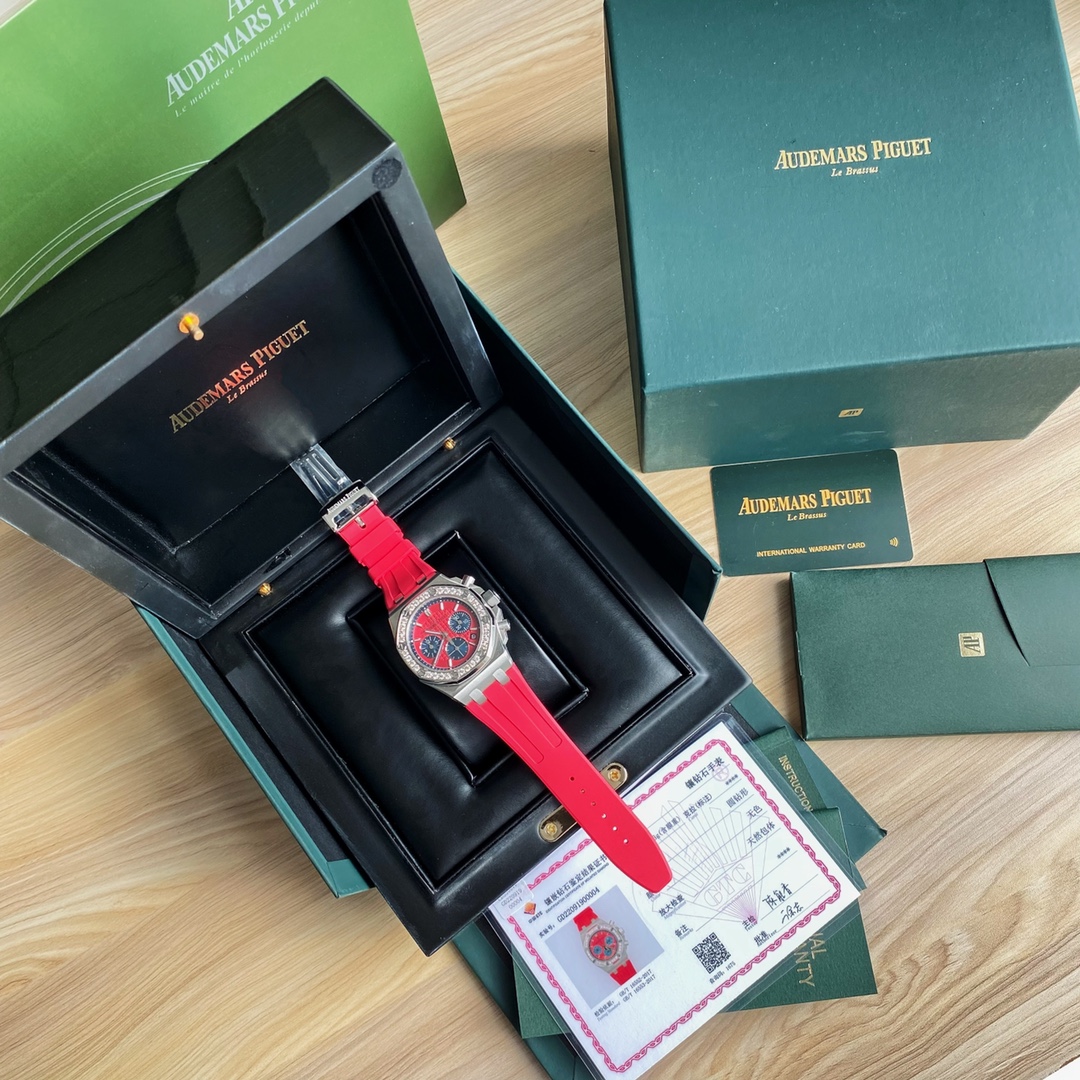批3900爱彼 大钻石,欢迎比较!
最新皇家橡树离岸系列计时石英腕表,当下最热门的爱彼女式腕表之一!A.P-爱彼皇家橡树离岸型系列,表盘饰以Lady Tapisserie格纹装饰,呈现出更强的视觉冲击效果。表壳904精钢镶钻32颗2.0明亮式vvs级别切割美钻(约1.02克拉)带来非凡触感与视觉享受,据爱彼柜台sale介绍他们的钻石只用D色镶嵌,呈现璀璨光泽,这才是珠宝手表才有的态度 。腕表尺寸37毫米,迎合了现代对于大表径女表潮流的追求,打造出女性更为英气的一面,熠熠生辉 质感十足,表带采用白色液态硅胶经欧盟认证环保材质制成脏了可用清水冲洗干净或湿纸巾擦净即可。六针计时进口石英机芯 走时精准零误差。蓝宝石防刮玻璃读时更加清晰明了,八角形表壳设计风格彰显独特,活力十足!女款中的最佳经典。