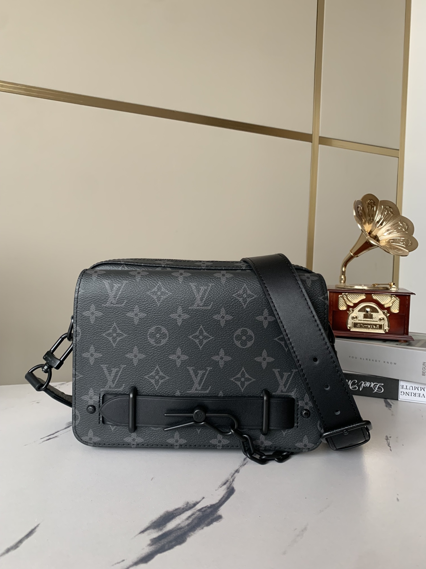 Serie de bolsos messenger para hombre con flores negras M45585
