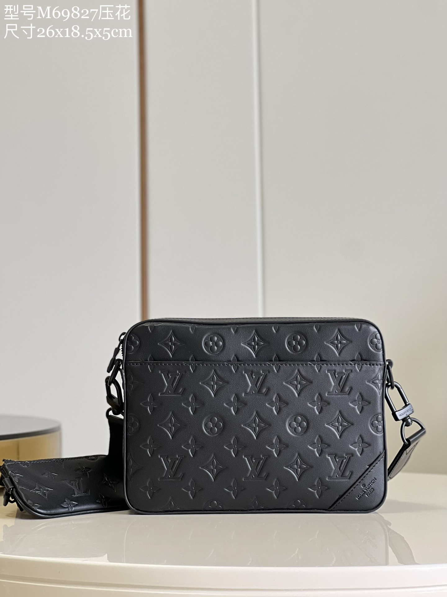 NO:399386,【Exclusive real-life M69827 embossed】 Duo postman bag on Monogram Shadow leather classic Monogram pattern embossed, modern and lightly exposed calm and elegant. Louis Vuitton logo weaving straps, equipped with removable coin bags. Detailed features 26.0 x 18.5 x 5.0 cm (Length x Height x Width) M.700, LV [Original leather], louis vuitton, louis vuitton19860909【独家实拍M69827压花】 Duo 邮差包于 Monogram Shadow 皮革浮现经典 Monogram 图案压纹,摩登之中浅露沉稳与雅致.路易威登标识织纹点缀肩带,配有可拆卸零钱袋.详细特征26.0 x 18.5 x 5.0 厘米 (长 x 高 x 宽) M.700,LV【原厂皮】,louis vuitton,louis vuitton,Bag