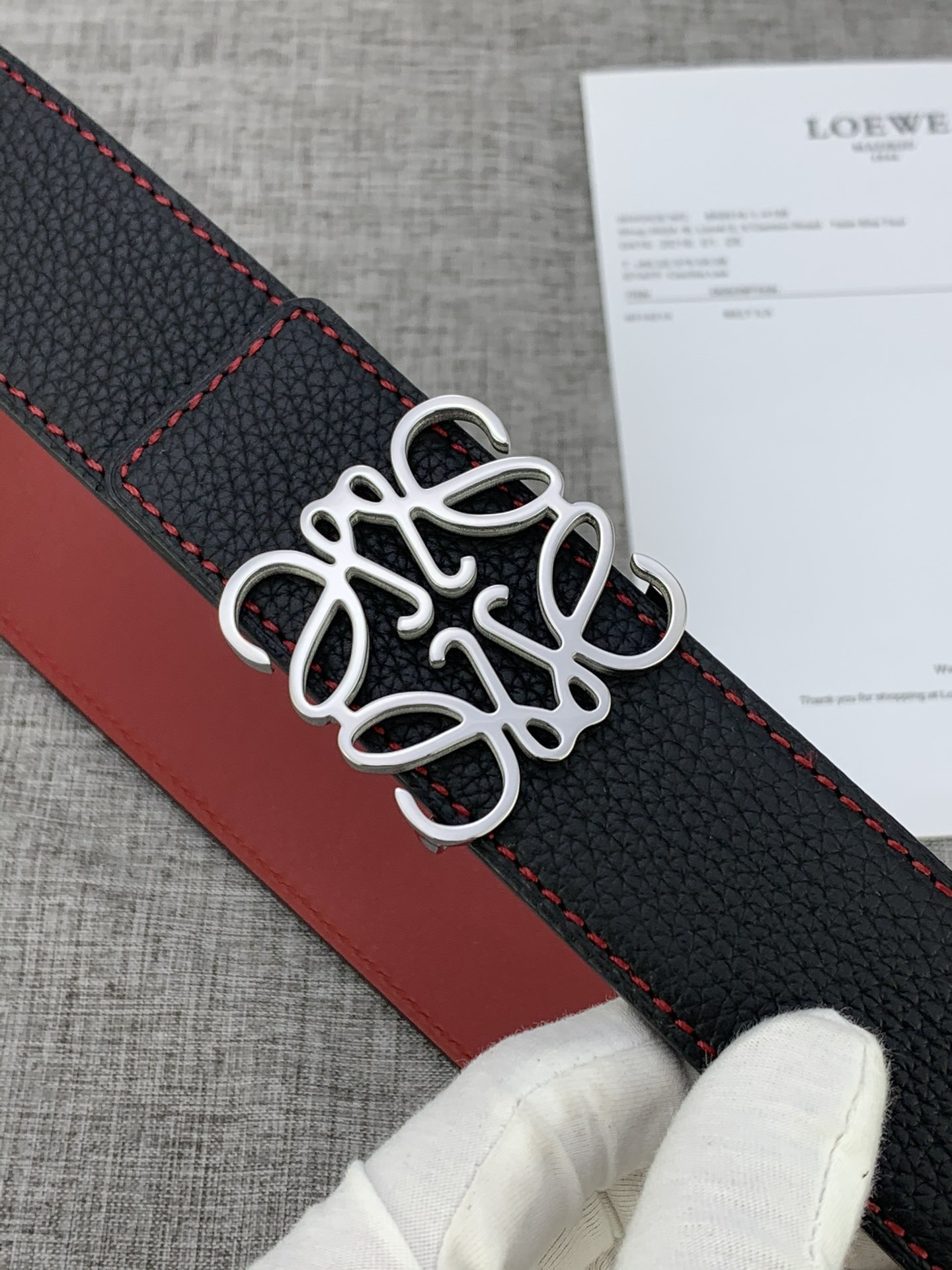 [Loewe Belts]Choose soft lychee grained cowhide and can be used on both sides.