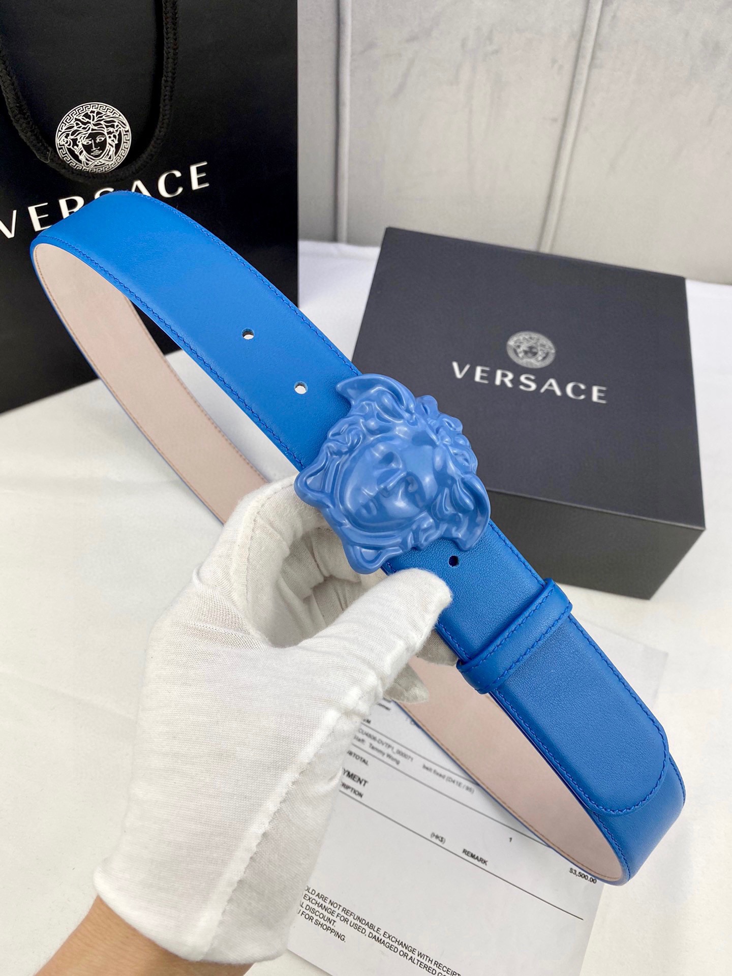 宽度4.0cm VERSACE （范思哲）此款柔软的皮带饰彩色3D美杜莎腰带扣，可搭配正装或休闲牛仔装。