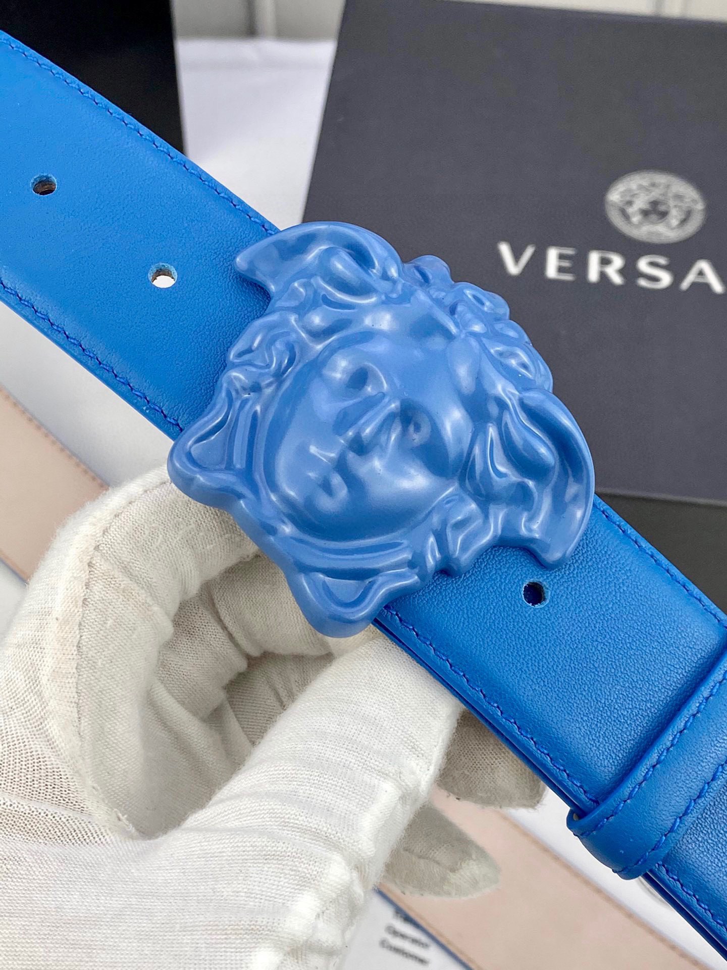 宽度4.0cm VERSACE （范思哲）此款柔软的皮带饰彩色3D美杜莎腰带扣，可搭配正装或休闲牛仔装。