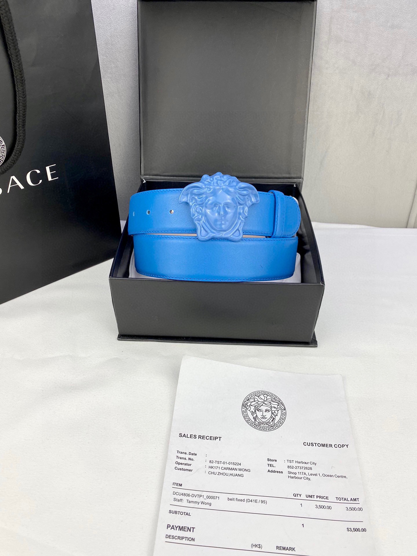 宽度4.0cm VERSACE （范思哲）此款柔软的皮带饰彩色3D美杜莎腰带扣，可搭配正装或休闲牛仔装。