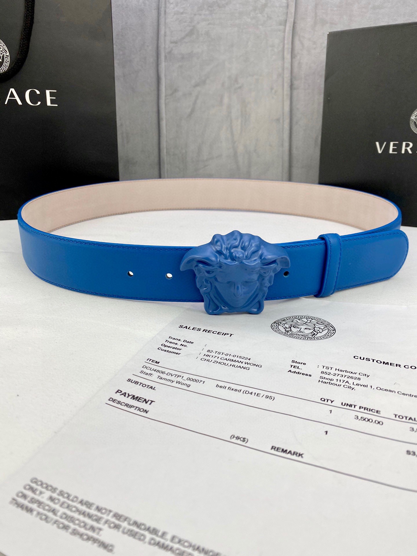 宽度4.0cm VERSACE （范思哲）此款柔软的皮带饰彩色3D美杜莎腰带扣，可搭配正装或休闲牛仔装。