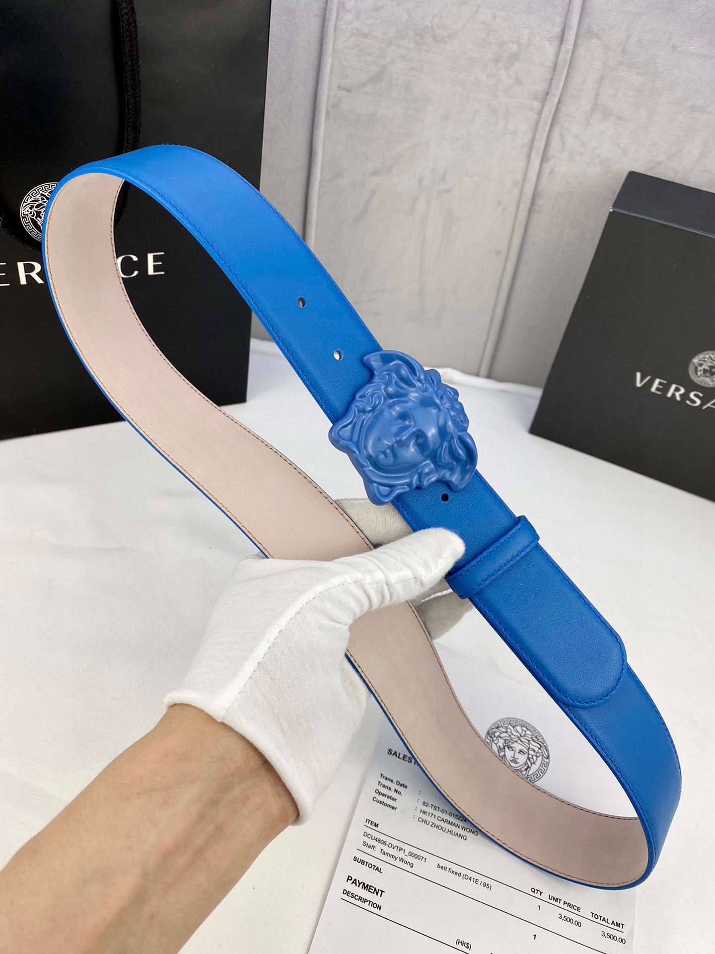 宽度4.0cm VERSACE （范思哲）此款柔软的皮带饰彩色3D美杜莎腰带扣，可搭配正装或休闲牛仔装。