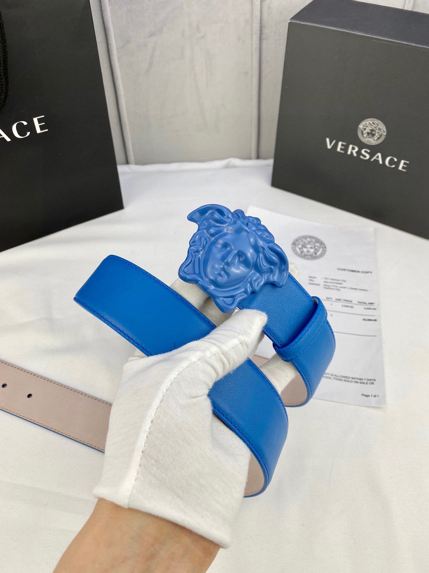 宽度4.0cm VERSACE （范思哲）此款柔软的皮带饰彩色3D美杜莎腰带扣，可搭配正装或休闲牛仔装。