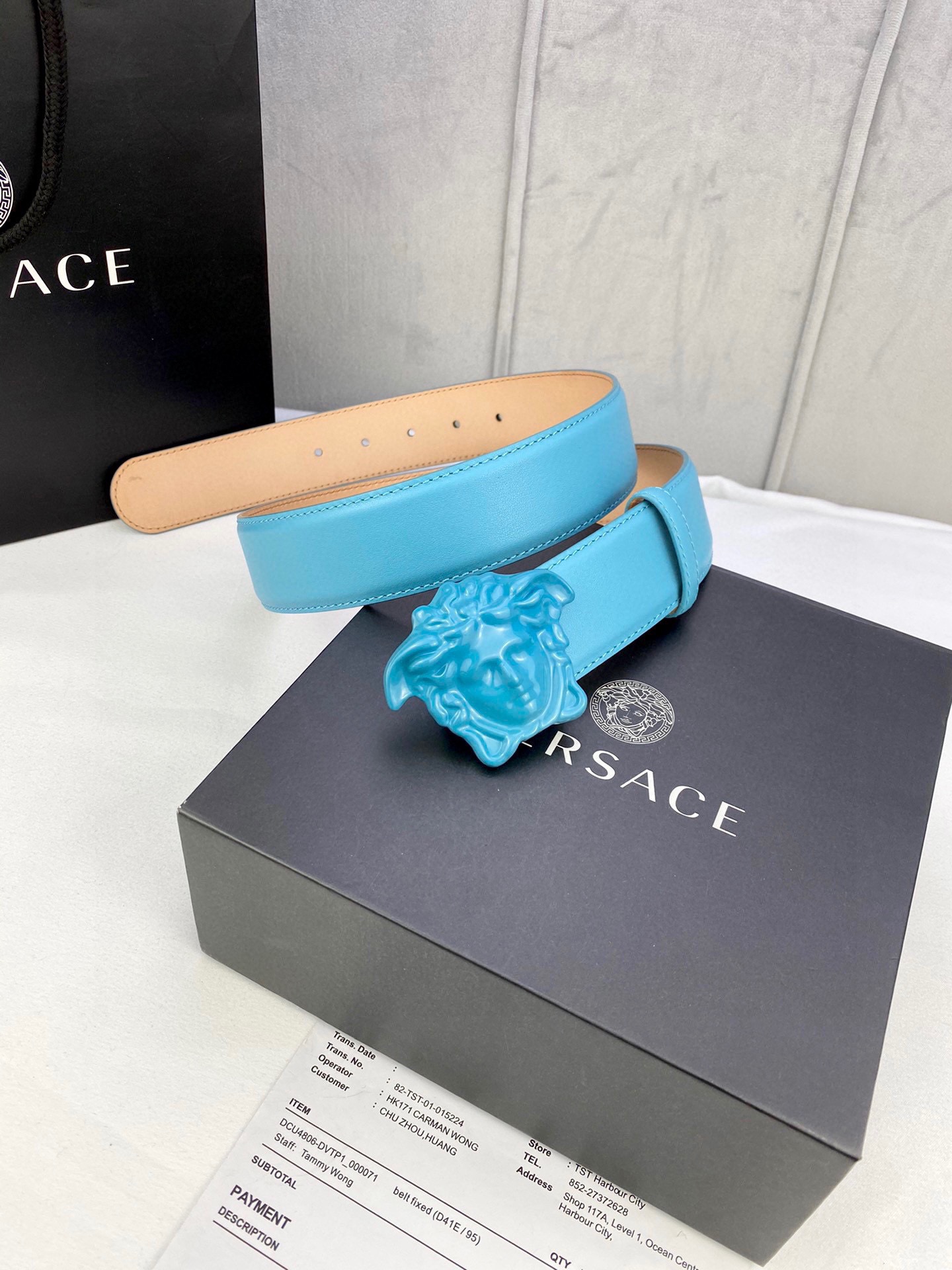 宽度4.0cm VERSACE （范思哲）此款柔软的皮带饰彩色3D美杜莎腰带扣，可搭配正装或休闲牛仔装。